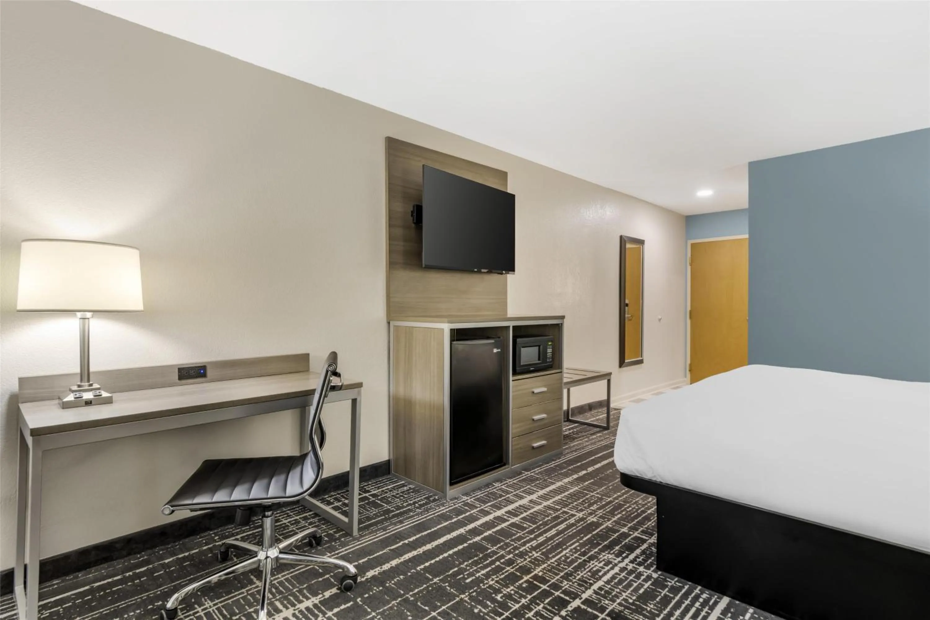 Bedroom, Bed in Best Western Commerce Inn