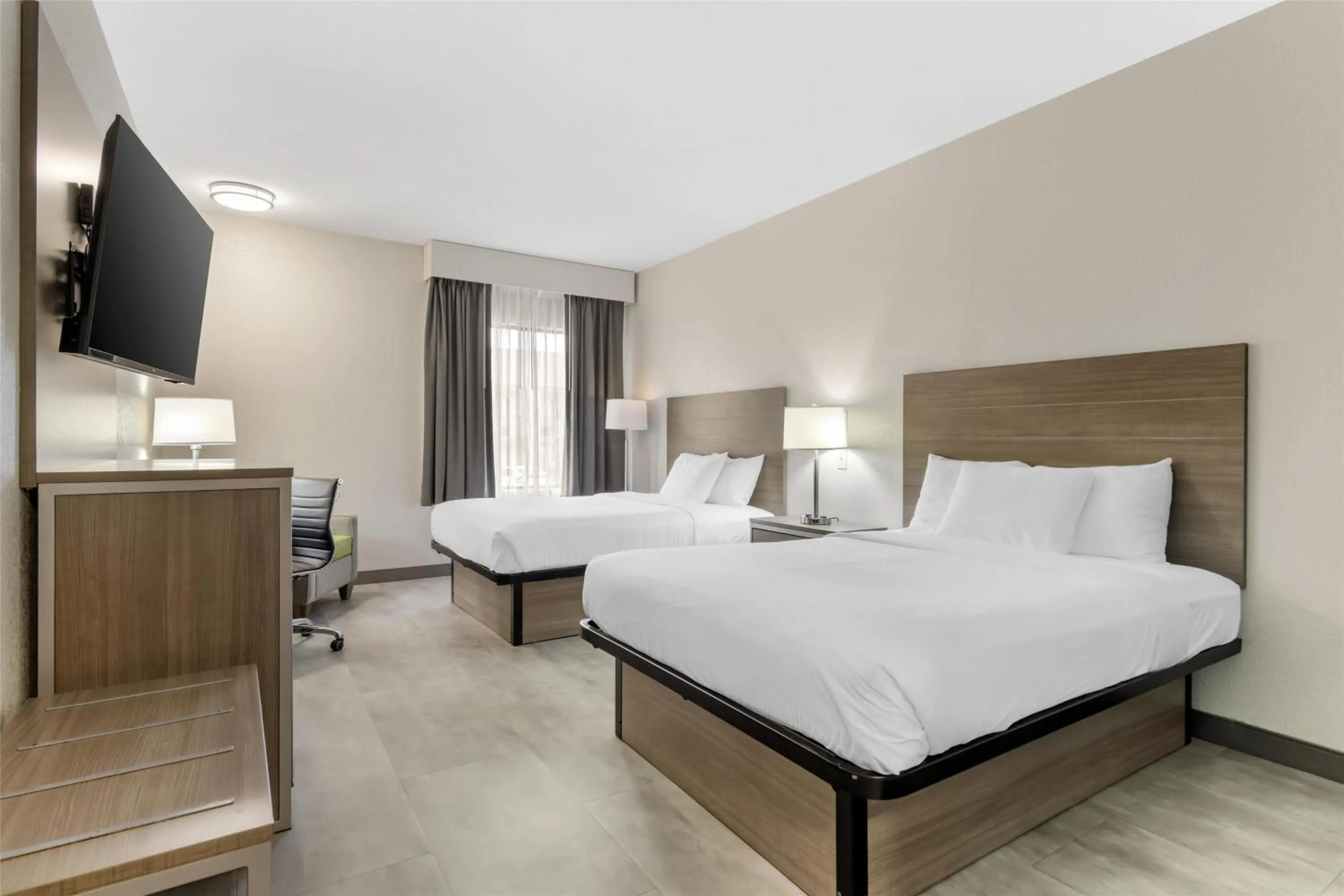 Bedroom, Bed in Best Western Commerce Inn