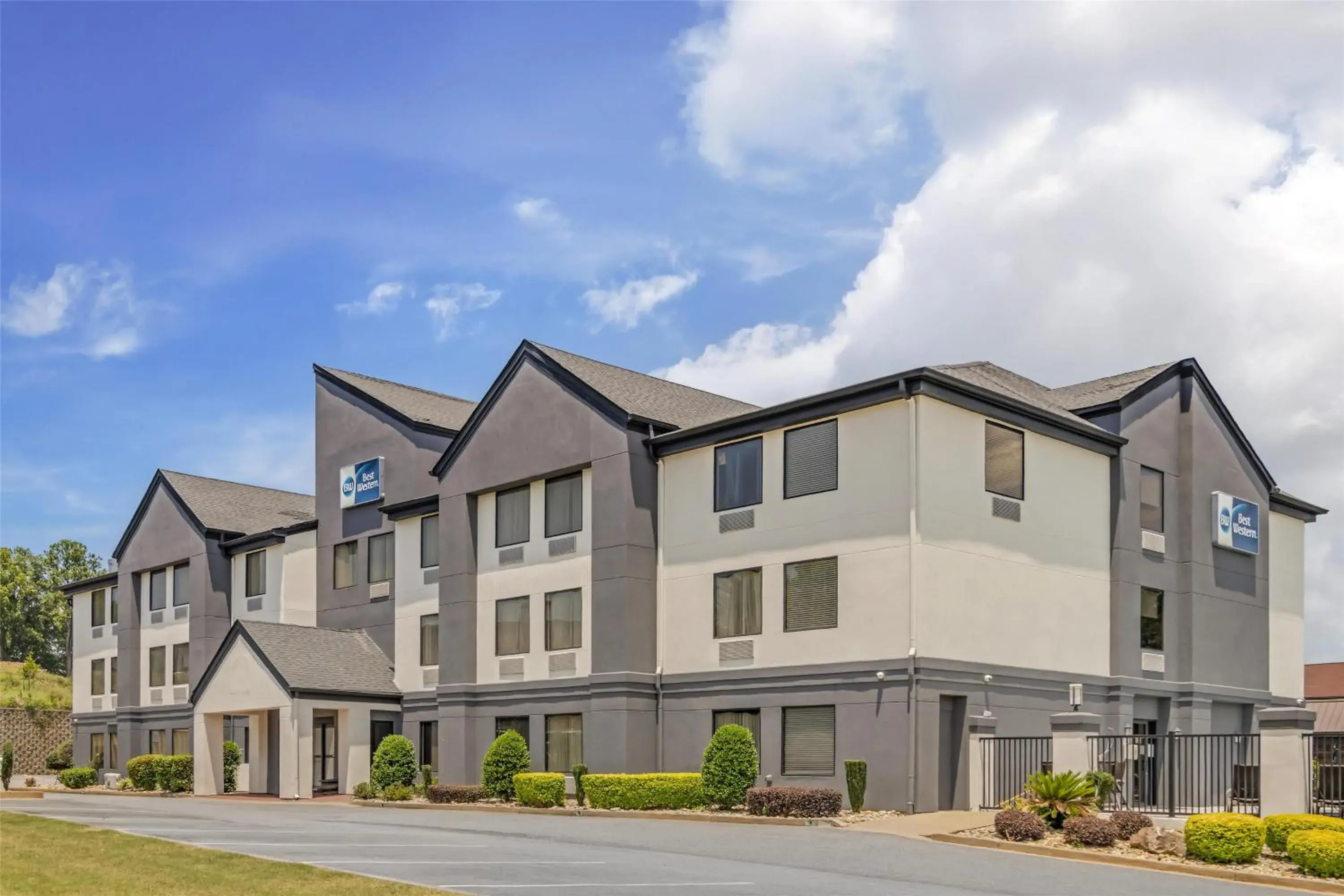 Property building in Best Western Commerce Inn Property building in Best Western Commerce Inn