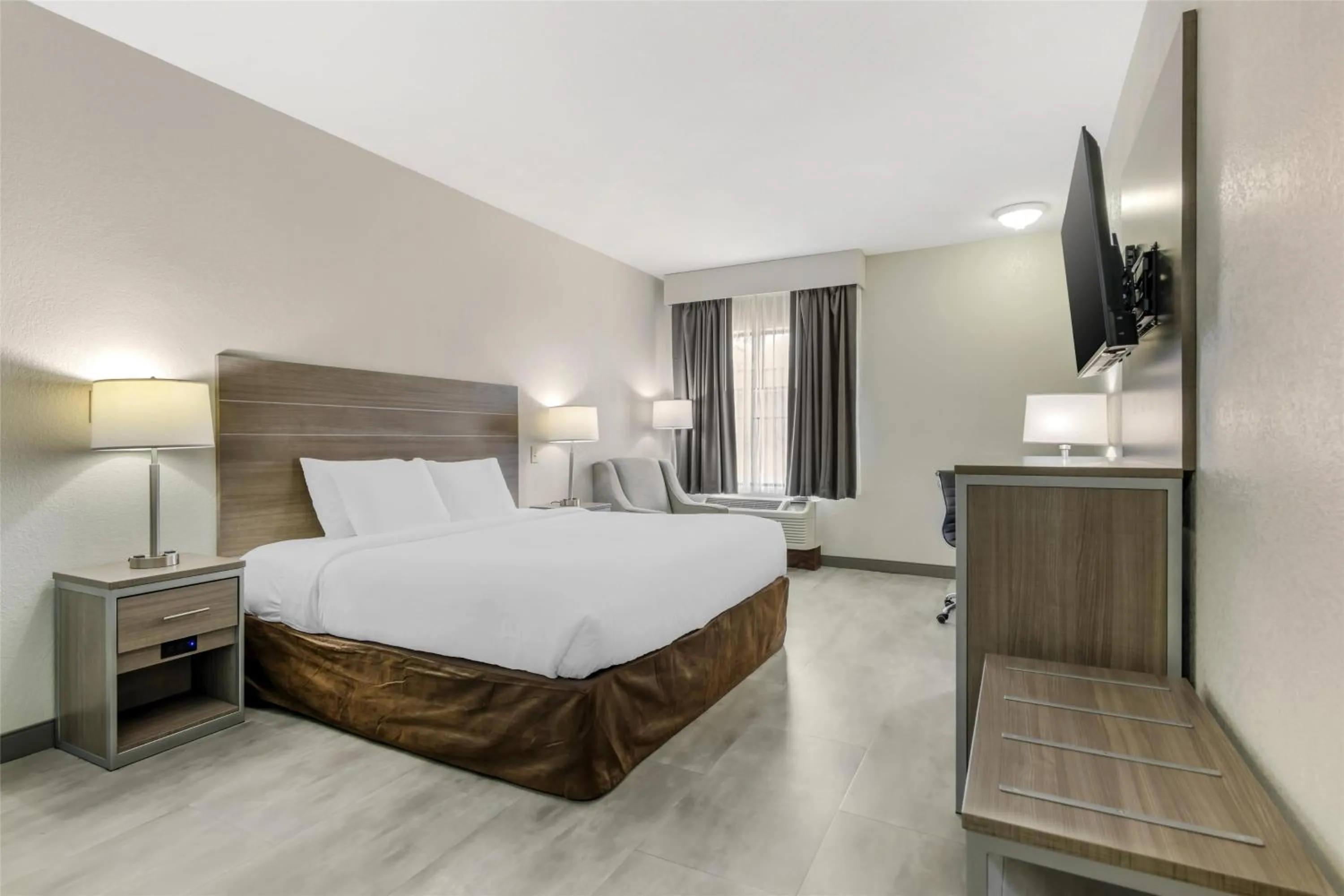 Bedroom, Bed in Best Western Commerce Inn