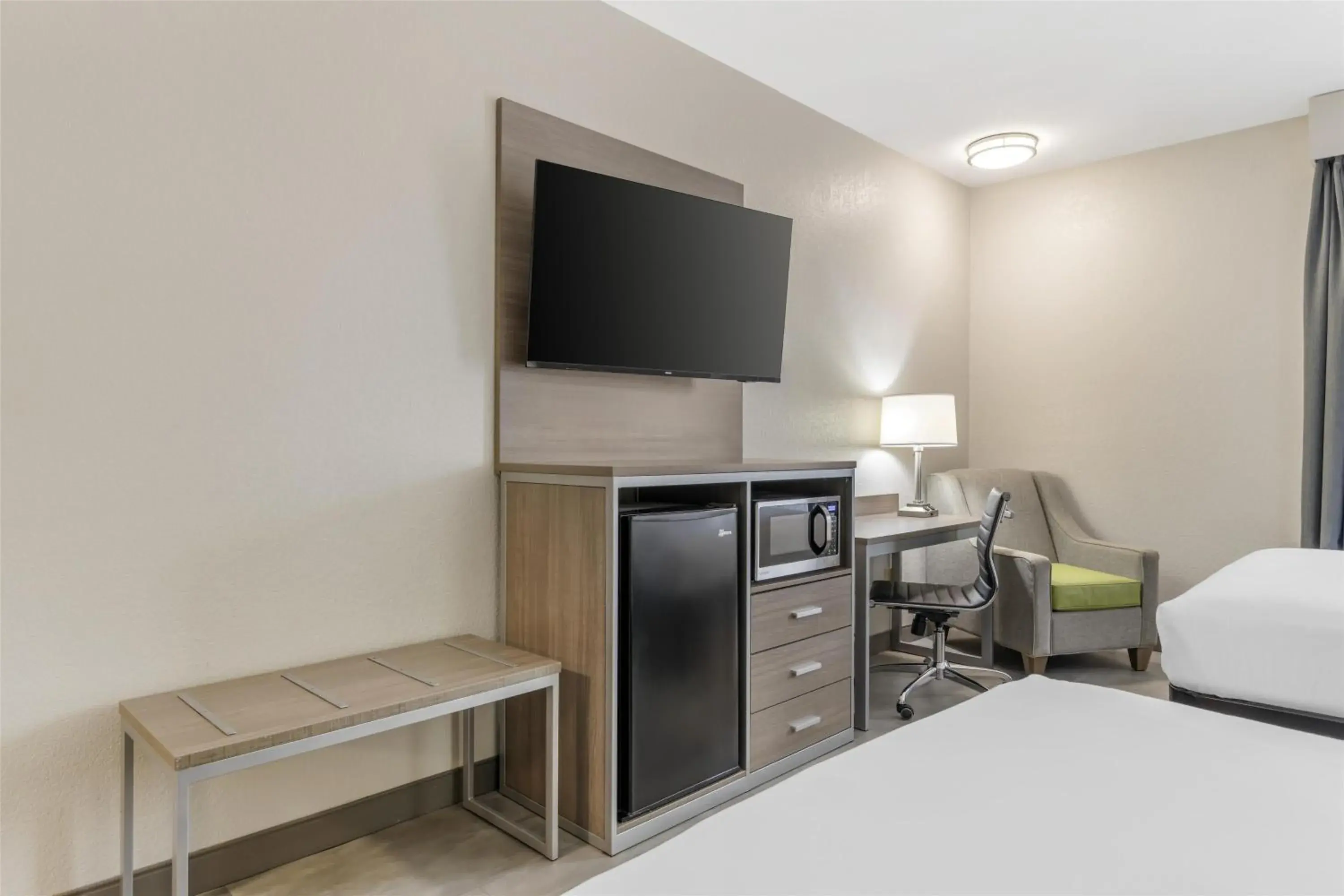 Queen Room with Walk-In Shower - Disability Access/Non-Smoking in Best Western Commerce Inn Queen Room with Walk-In Shower - Disability Access/Non-Smoking in Best Western Commerce Inn