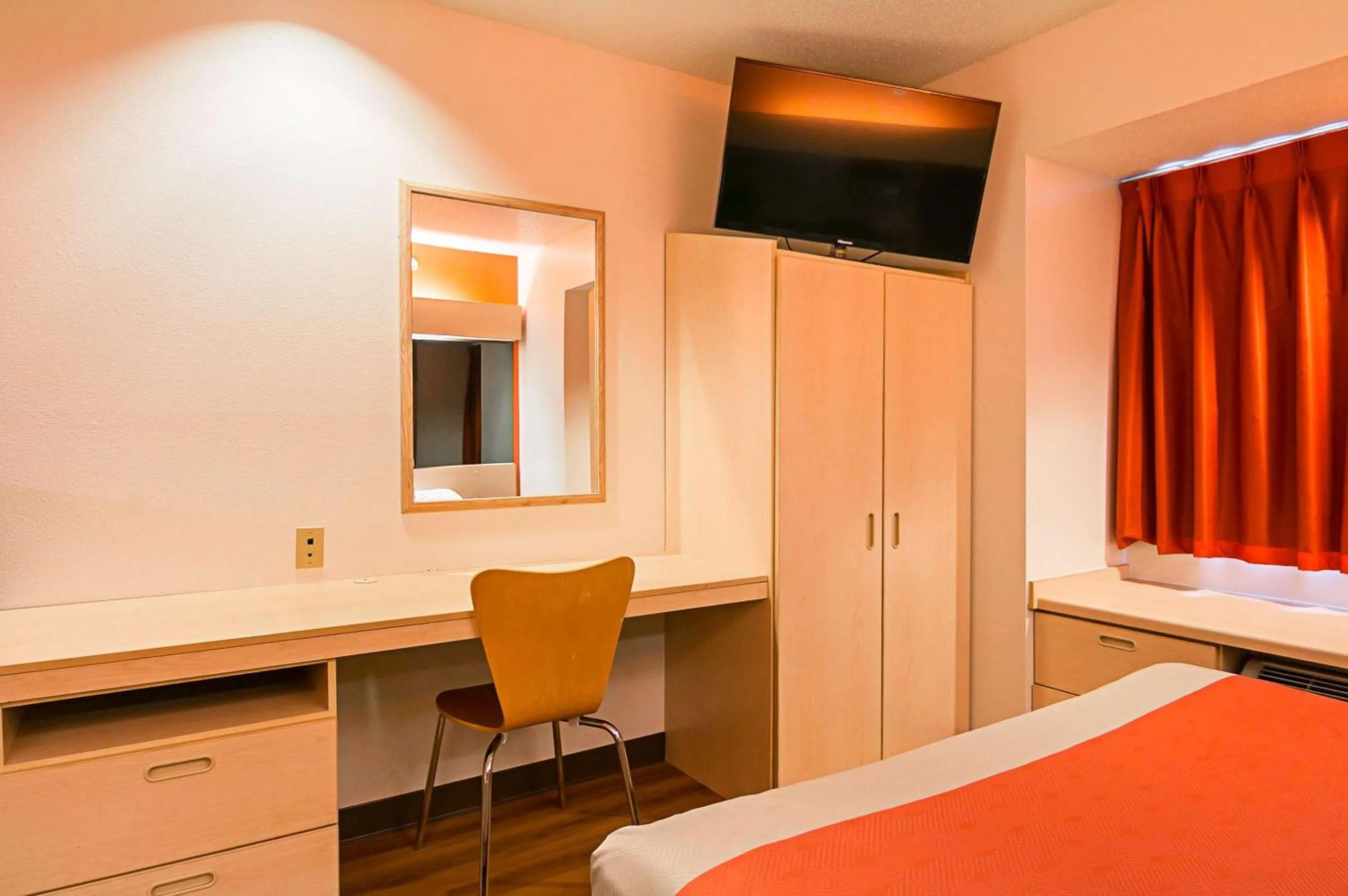 TV and multimedia, Bed in Motel 6-Sycamore, IL