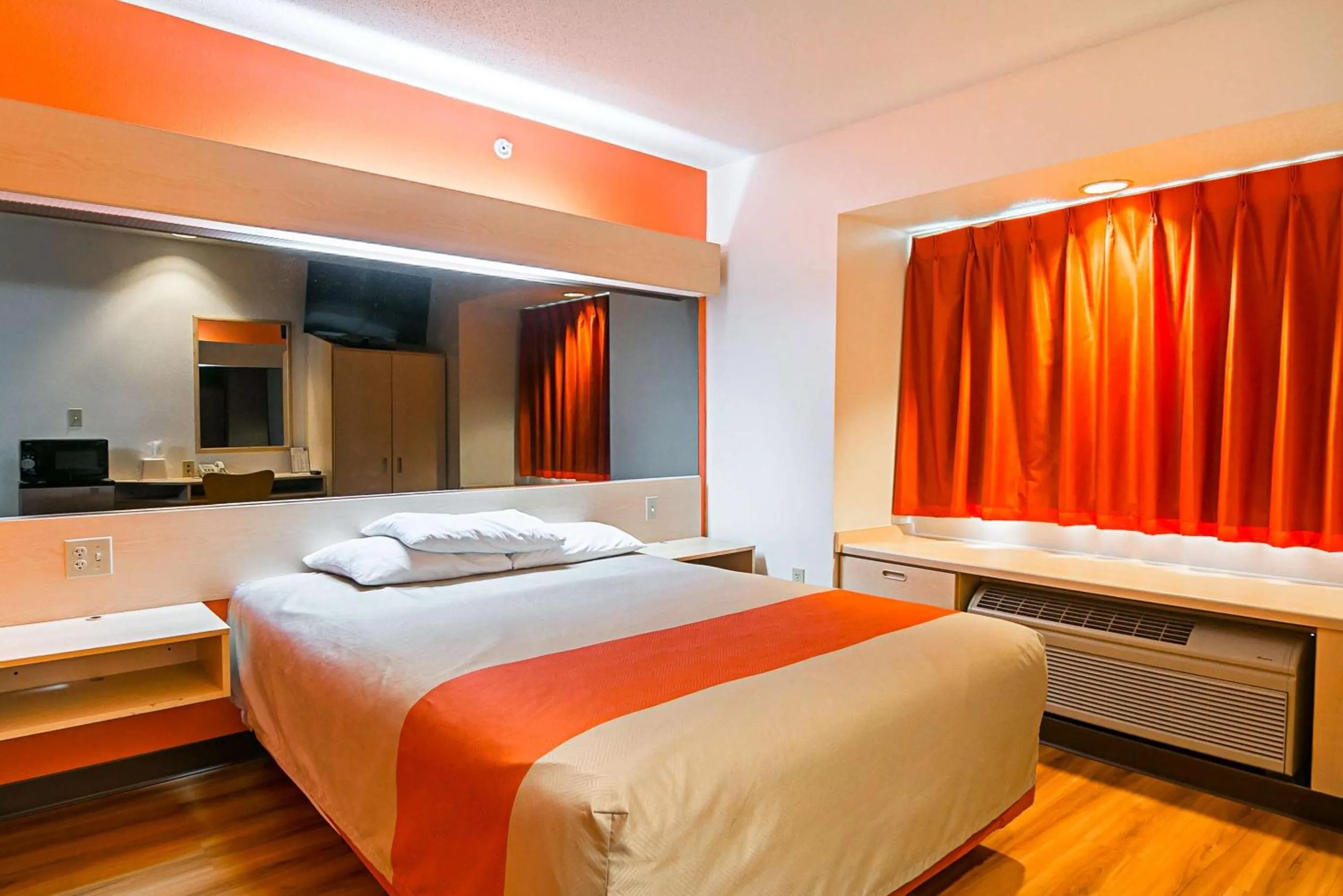 TV and multimedia, Bed in Motel 6-Sycamore, IL