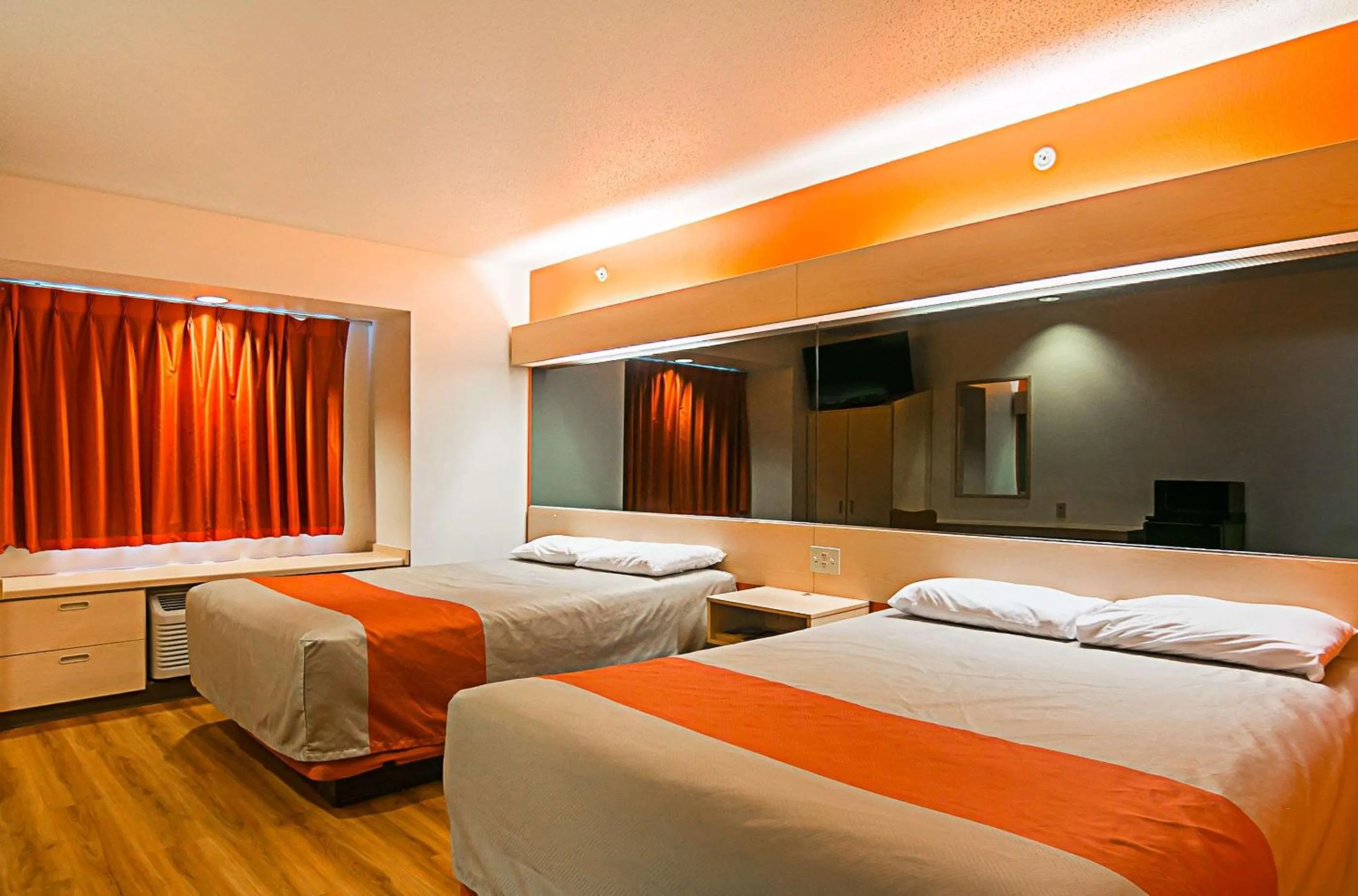 TV and multimedia, Bed in Motel 6-Sycamore, IL