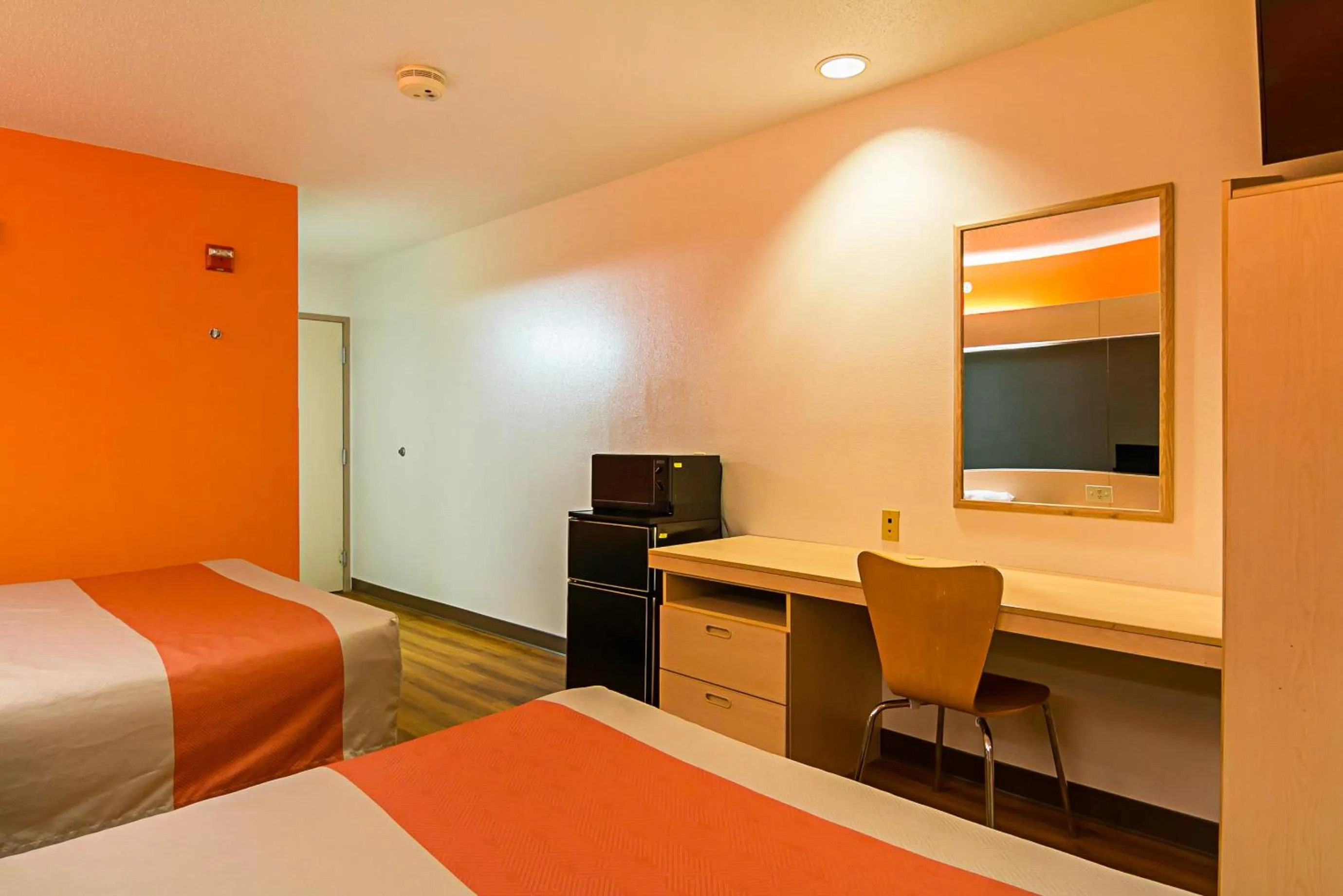 Bedroom, Bed in Motel 6-Sycamore, IL