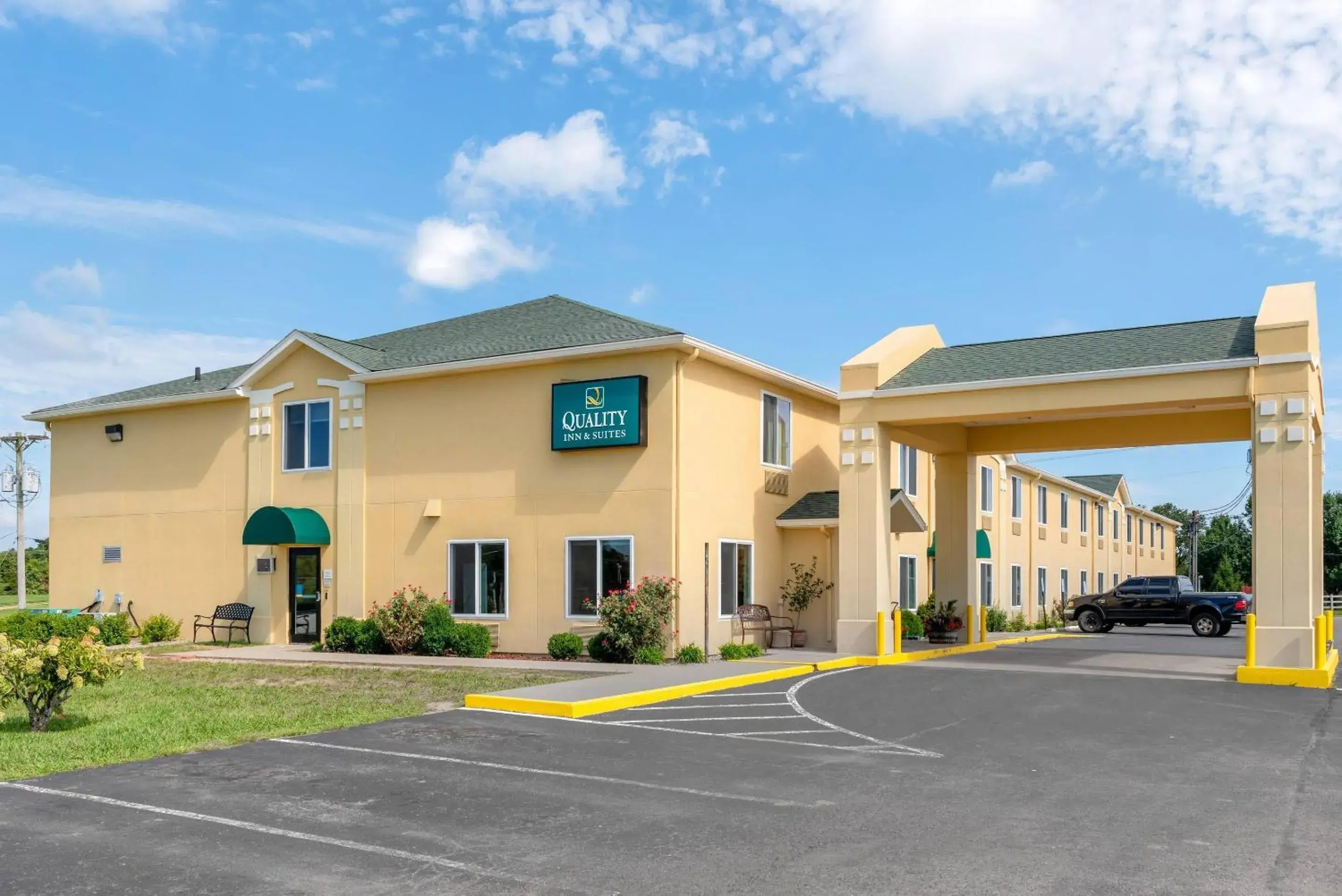 Property building in Quality Inn & Suites Brandenburg - Fort Knox Property building in Quality Inn & Suites Brandenburg - Fort Knox
