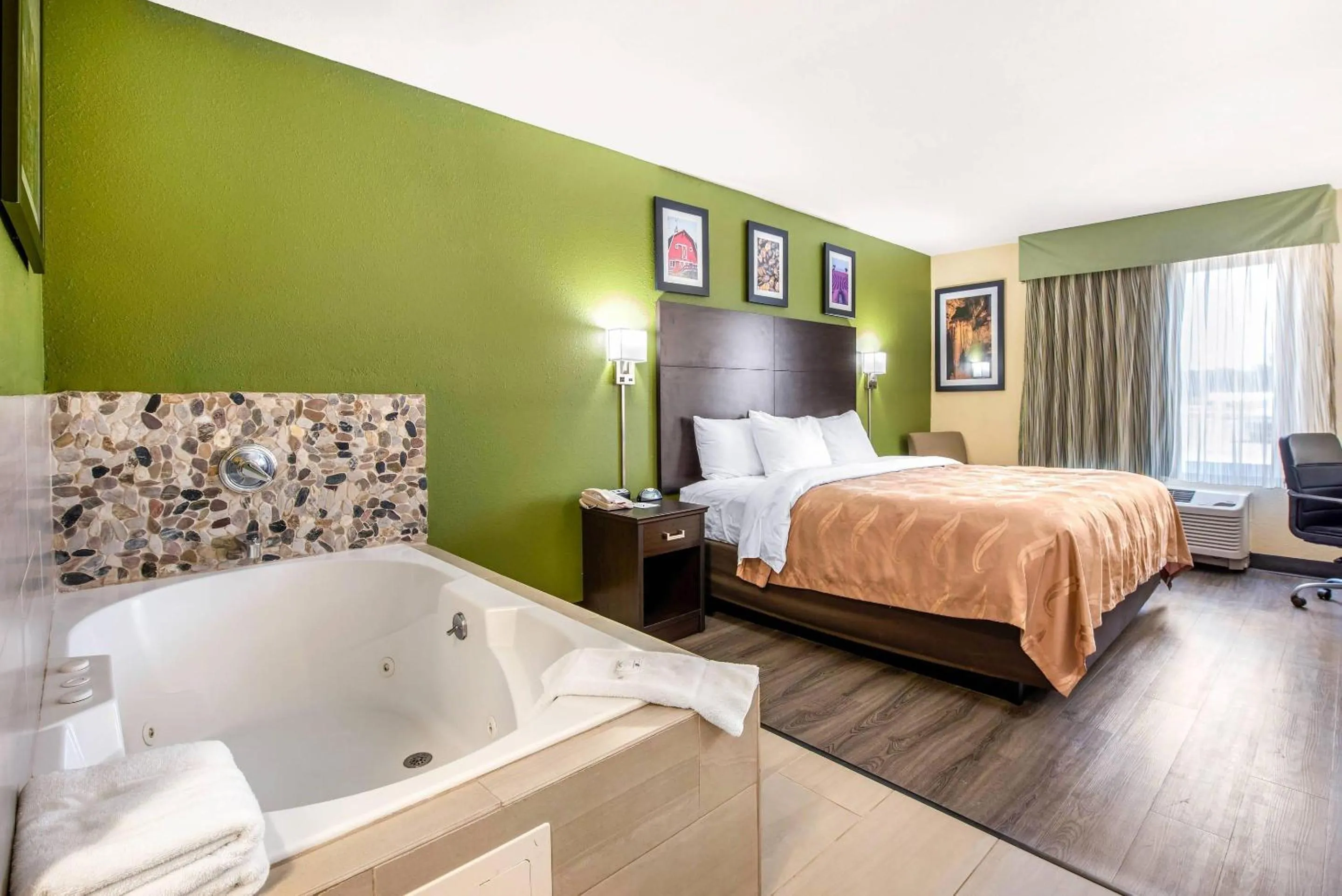 Bedroom, Bed in Quality Inn & Suites Brandenburg - Fort Knox