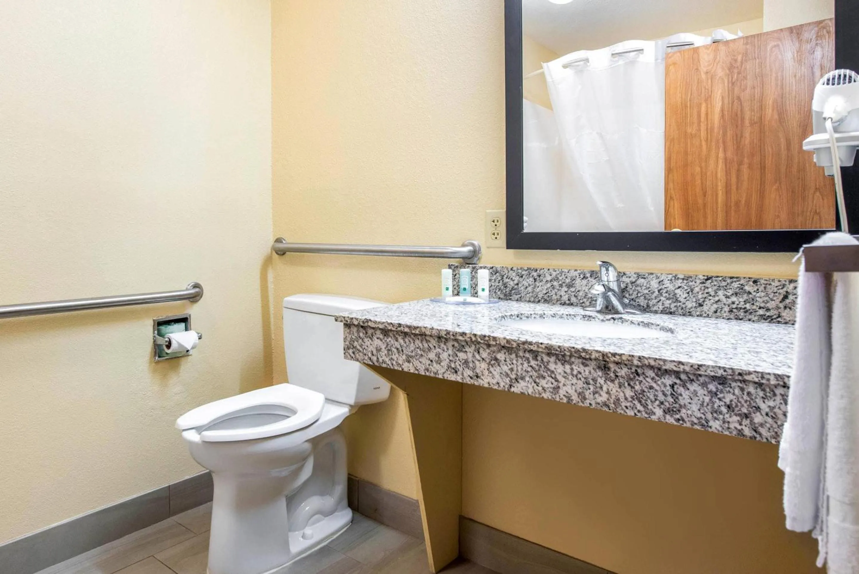 Bedroom in Quality Inn & Suites Brandenburg - Fort Knox