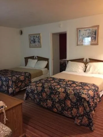 Bed in Ranch House Inn & Suites