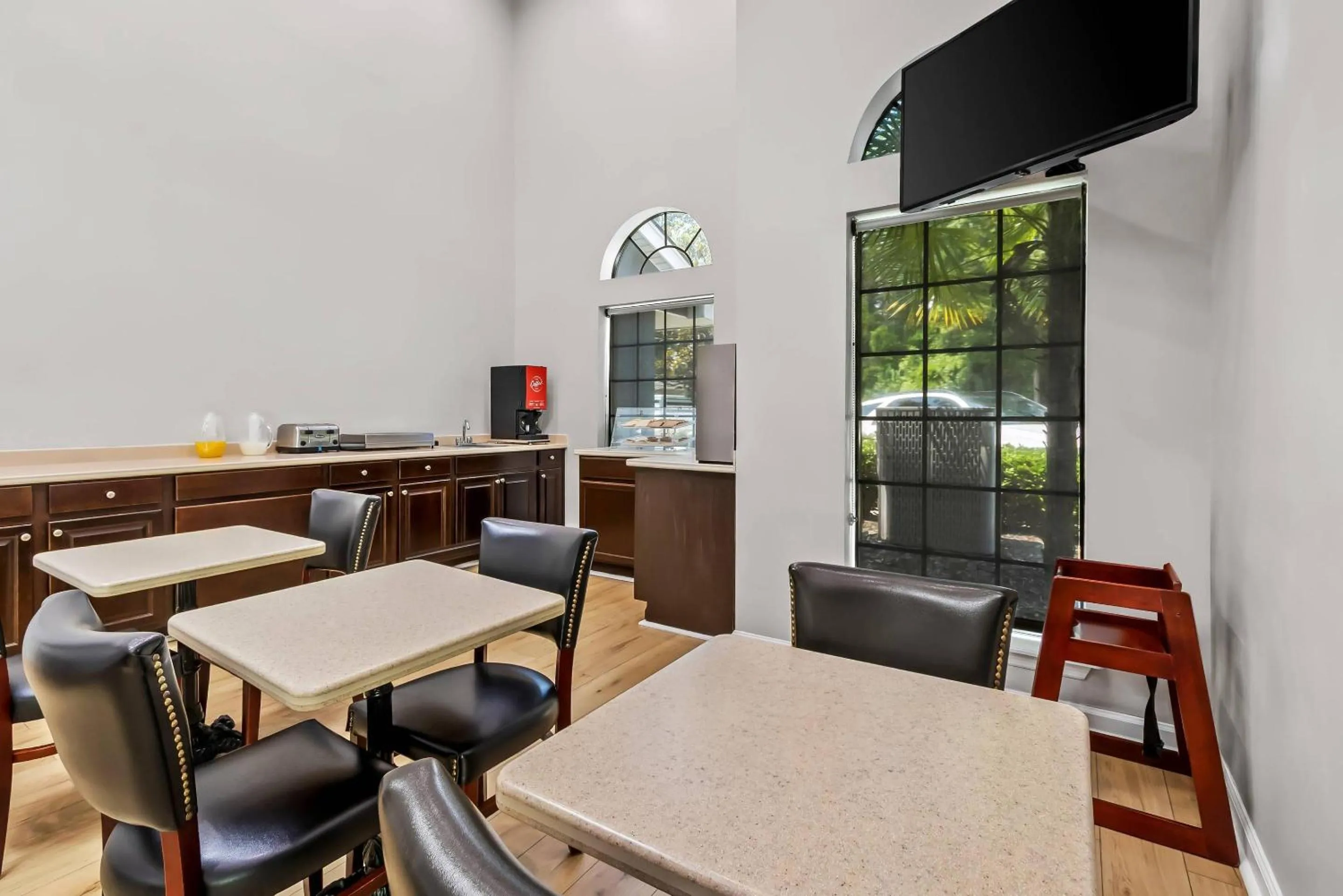 Breakfast in Econo Lodge Inn & Suites Cayce I-26 Airport