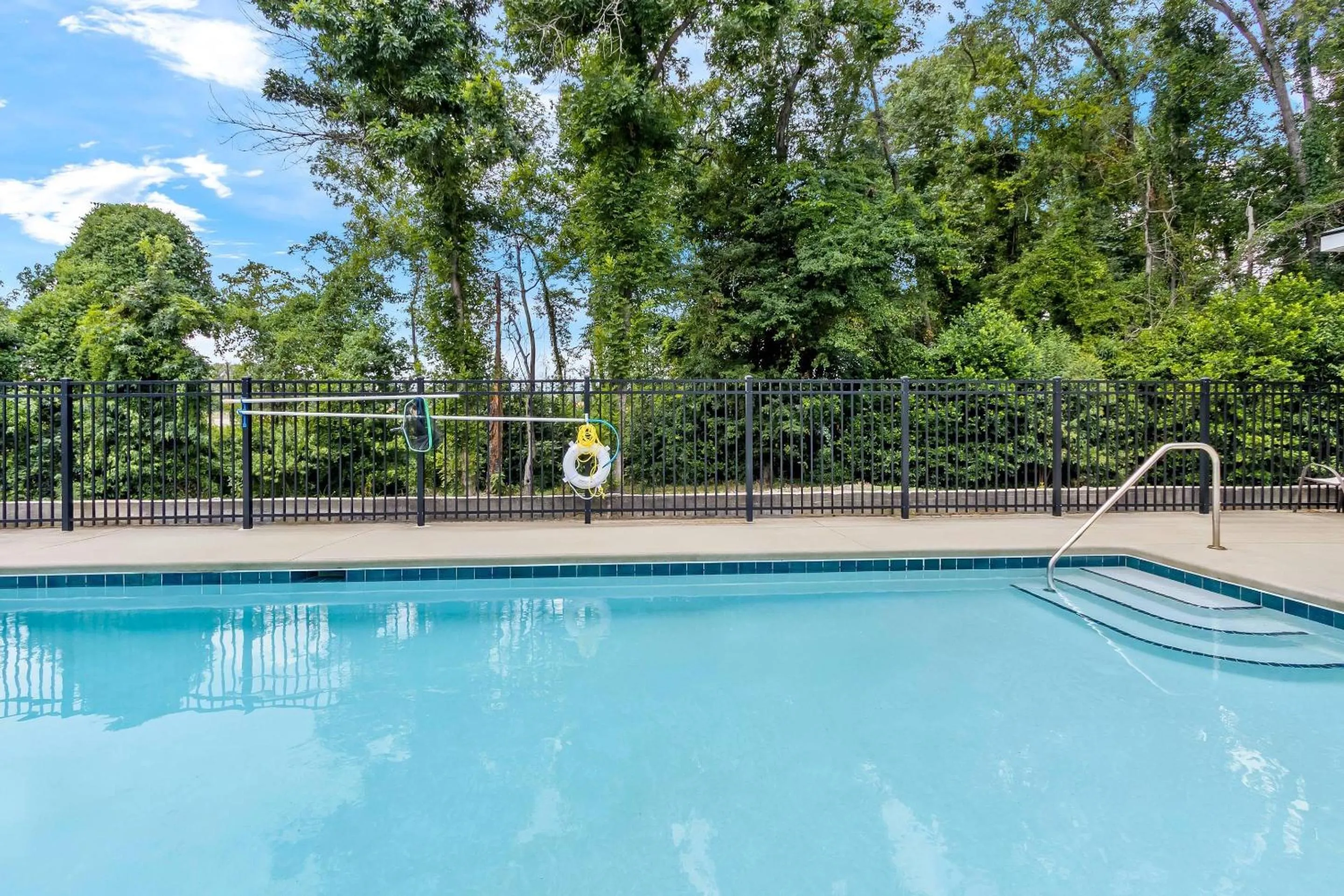 Swimming pool in Econo Lodge Inn & Suites Cayce I-26 Airport