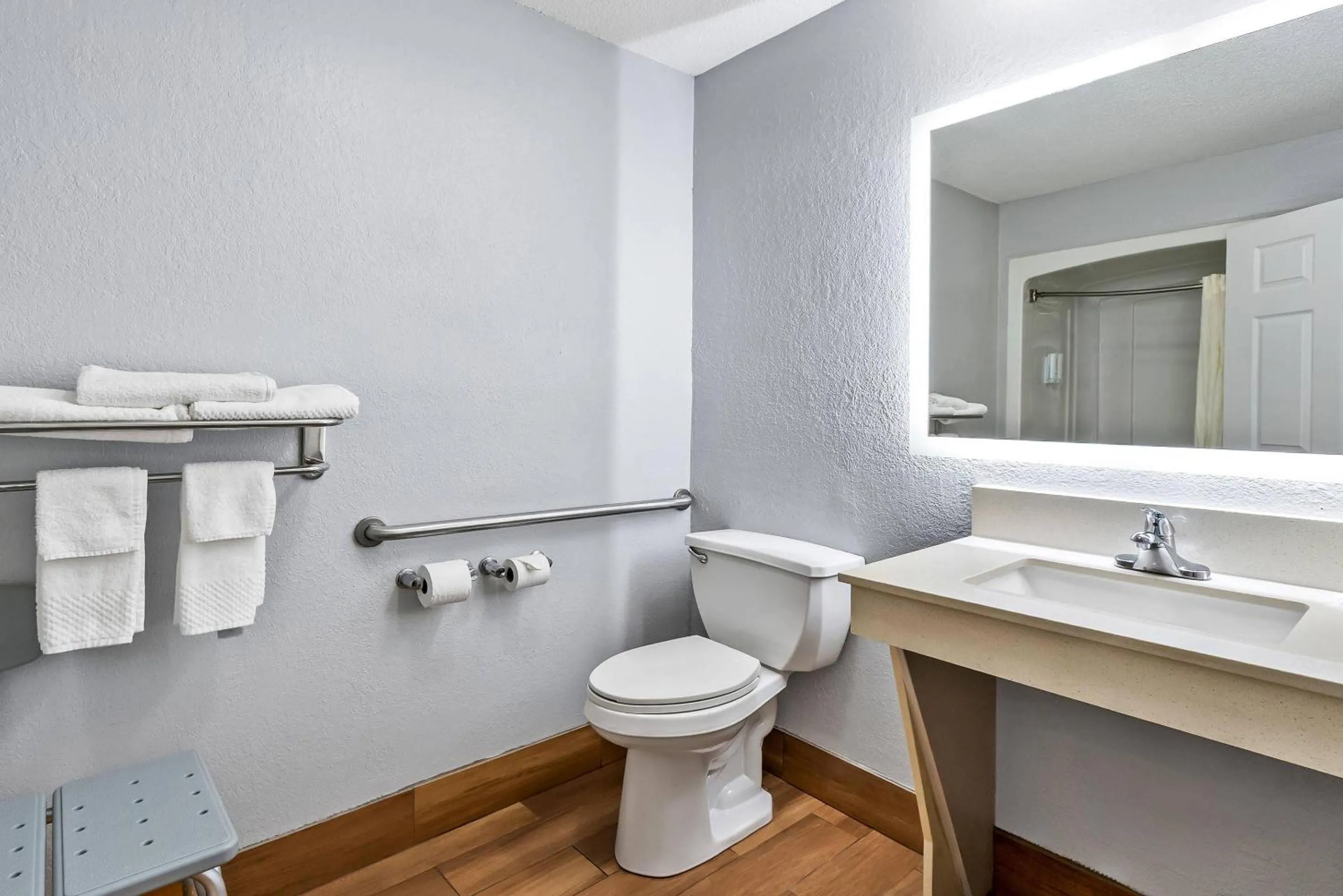 Bedroom in Econo Lodge Inn & Suites Cayce I-26 Airport