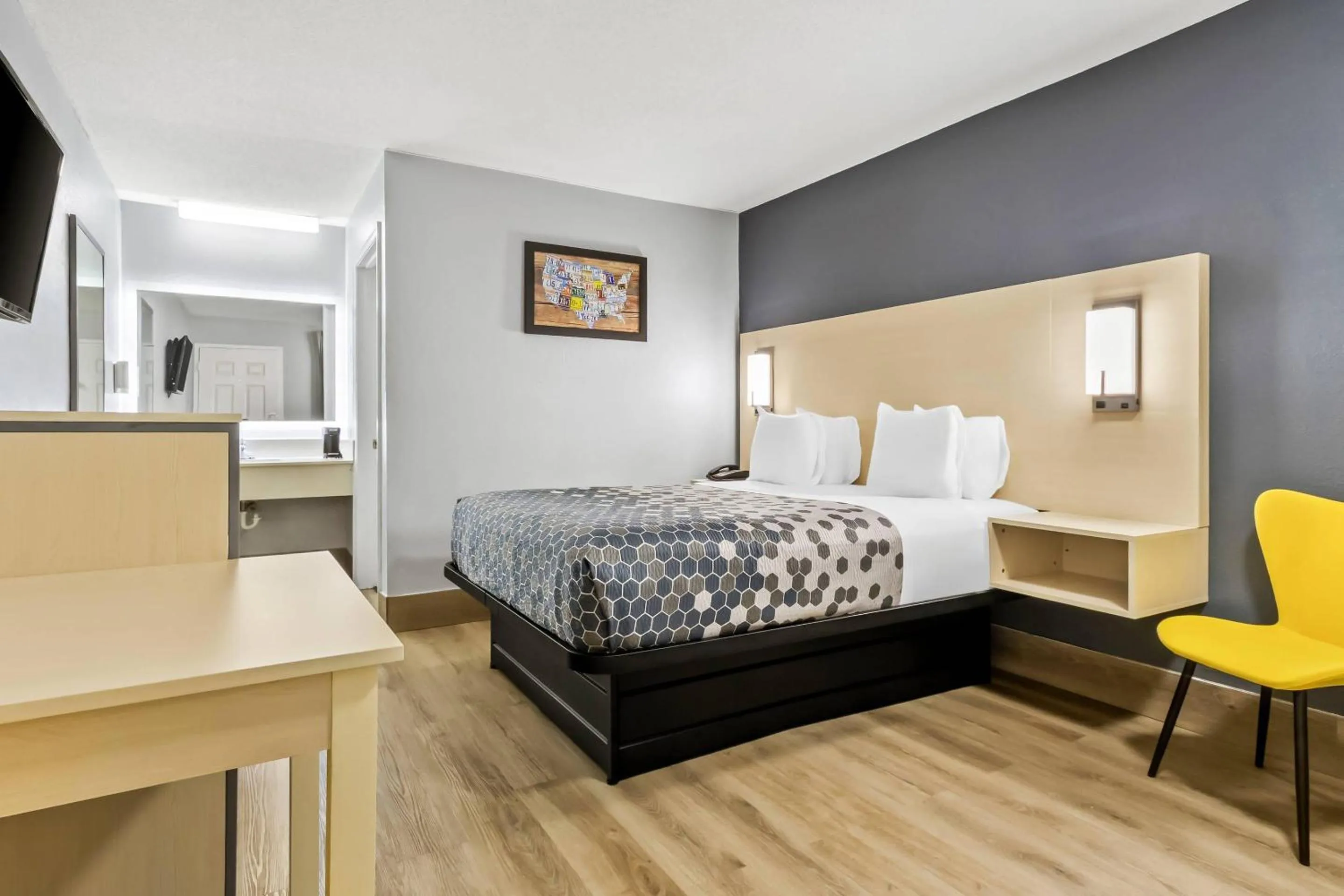 Bedroom, Bed in Econo Lodge Inn & Suites Cayce I-26 Airport