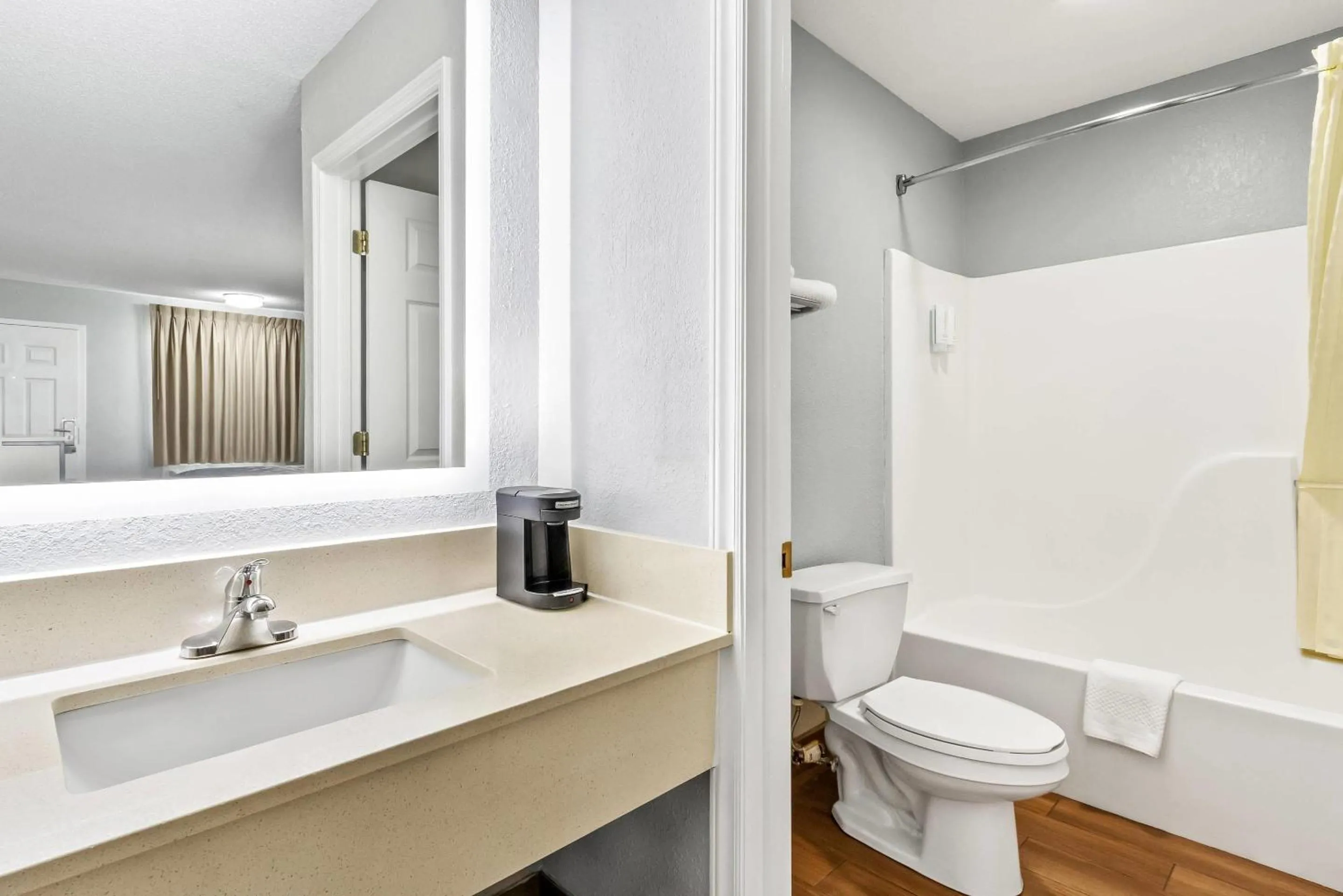 Bedroom in Econo Lodge Inn & Suites Cayce I-26 Airport