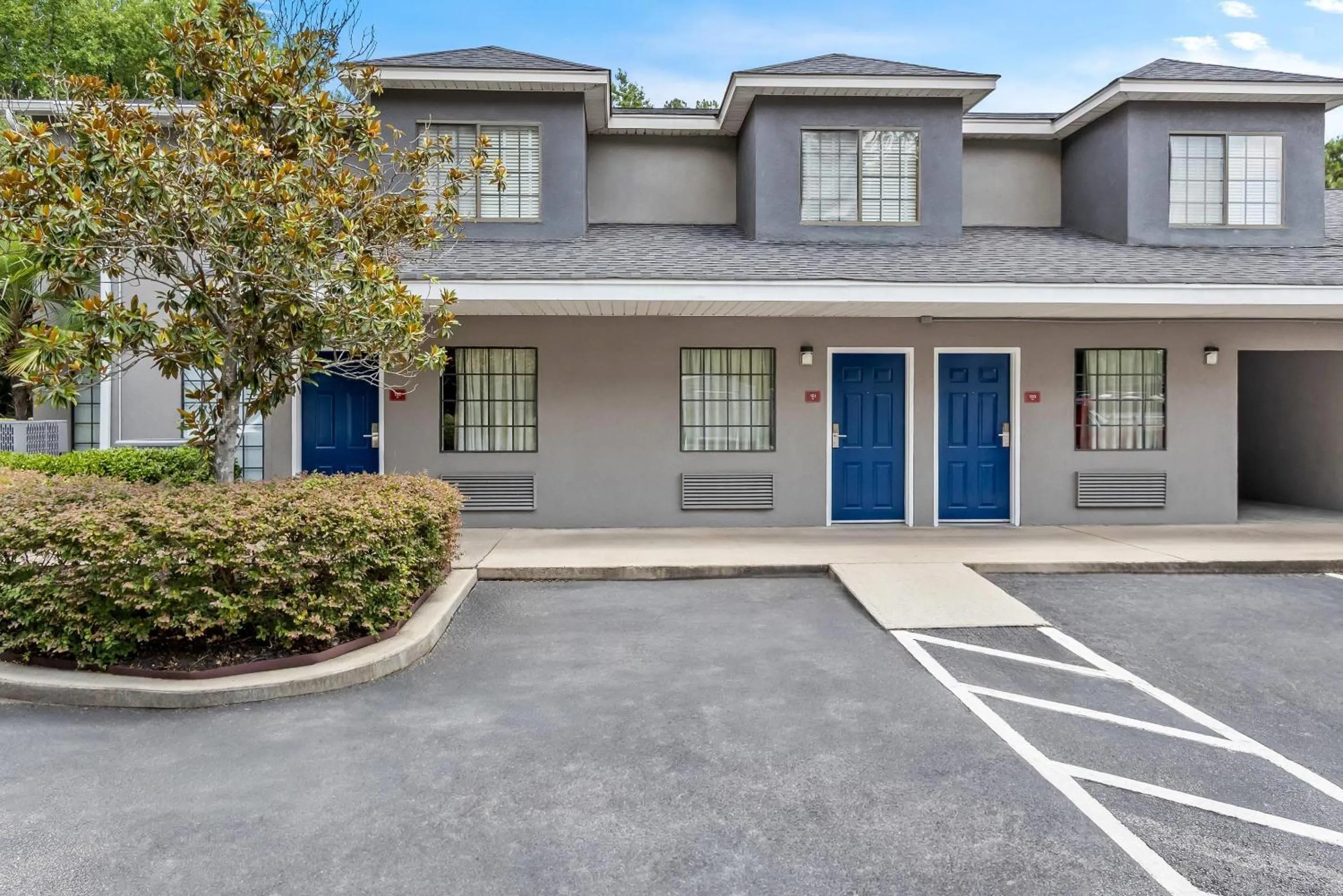 Property building in Econo Lodge Inn & Suites Cayce I-26 Airport