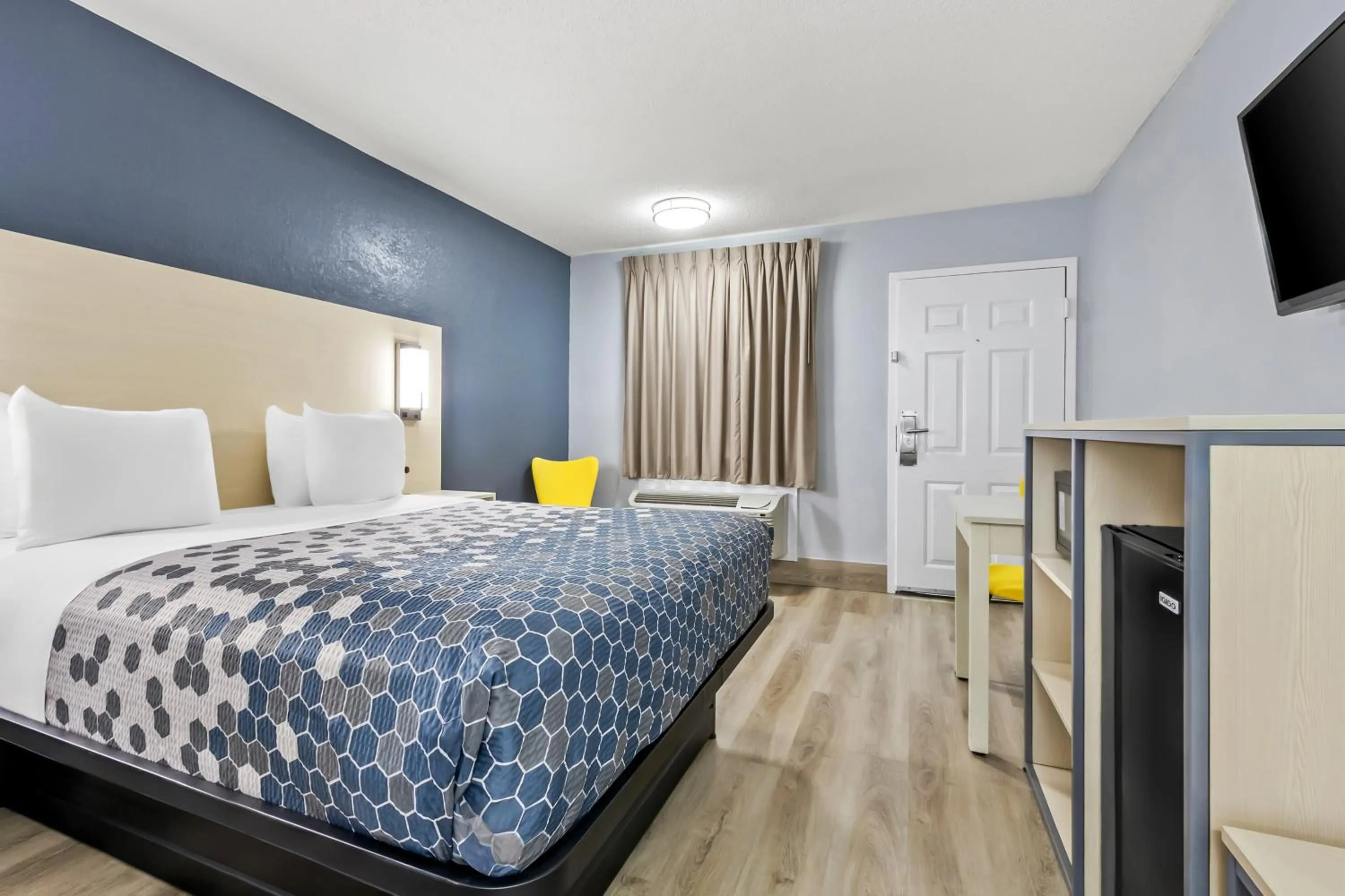 Bed in Econo Lodge Inn & Suites Cayce I-26 Airport