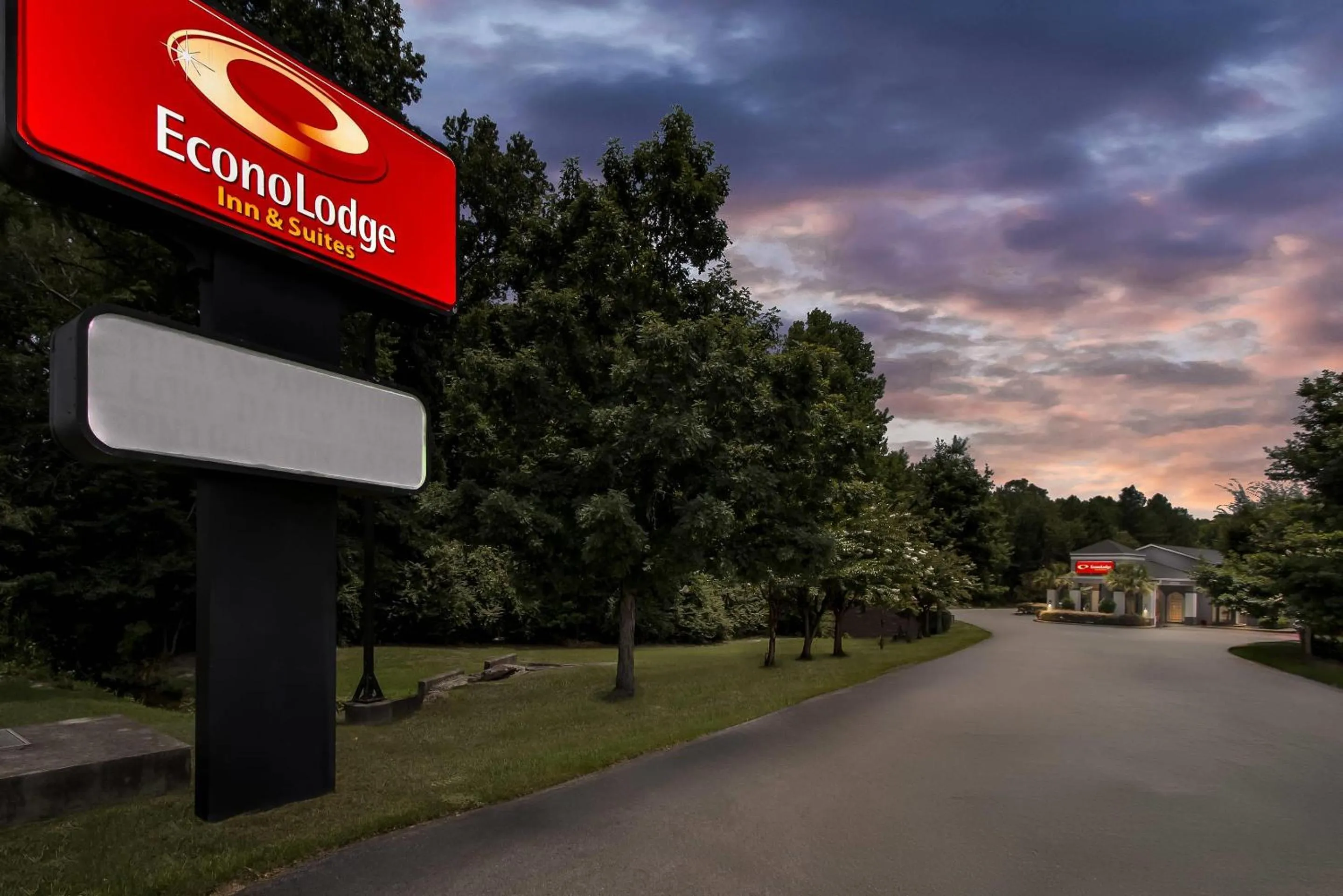 Property building in Econo Lodge Inn & Suites Cayce I-26 Airport