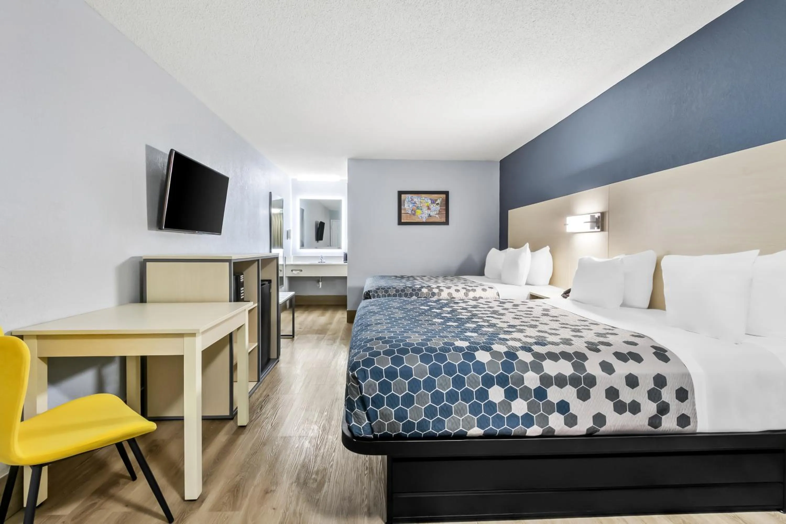 Bed in Econo Lodge Inn & Suites Cayce I-26 Airport