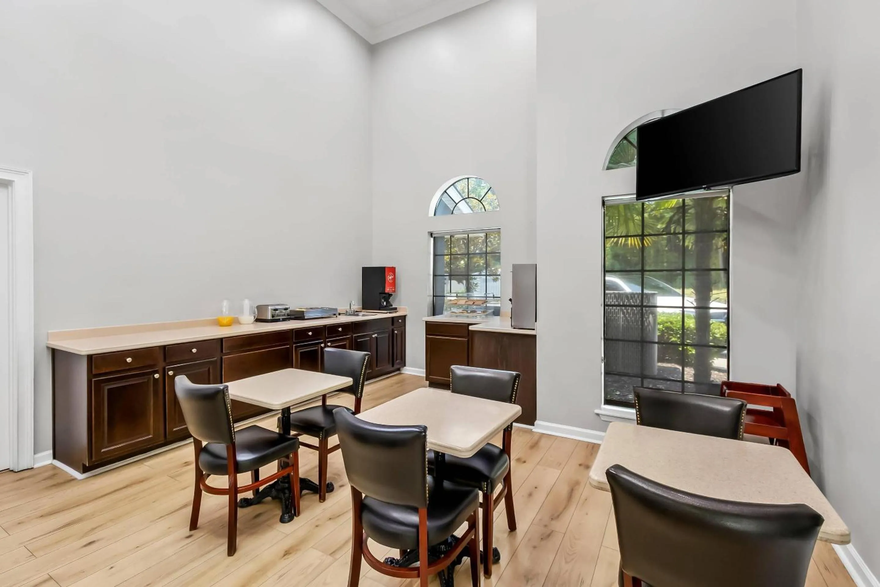 Breakfast in Econo Lodge Inn & Suites Cayce I-26 Airport