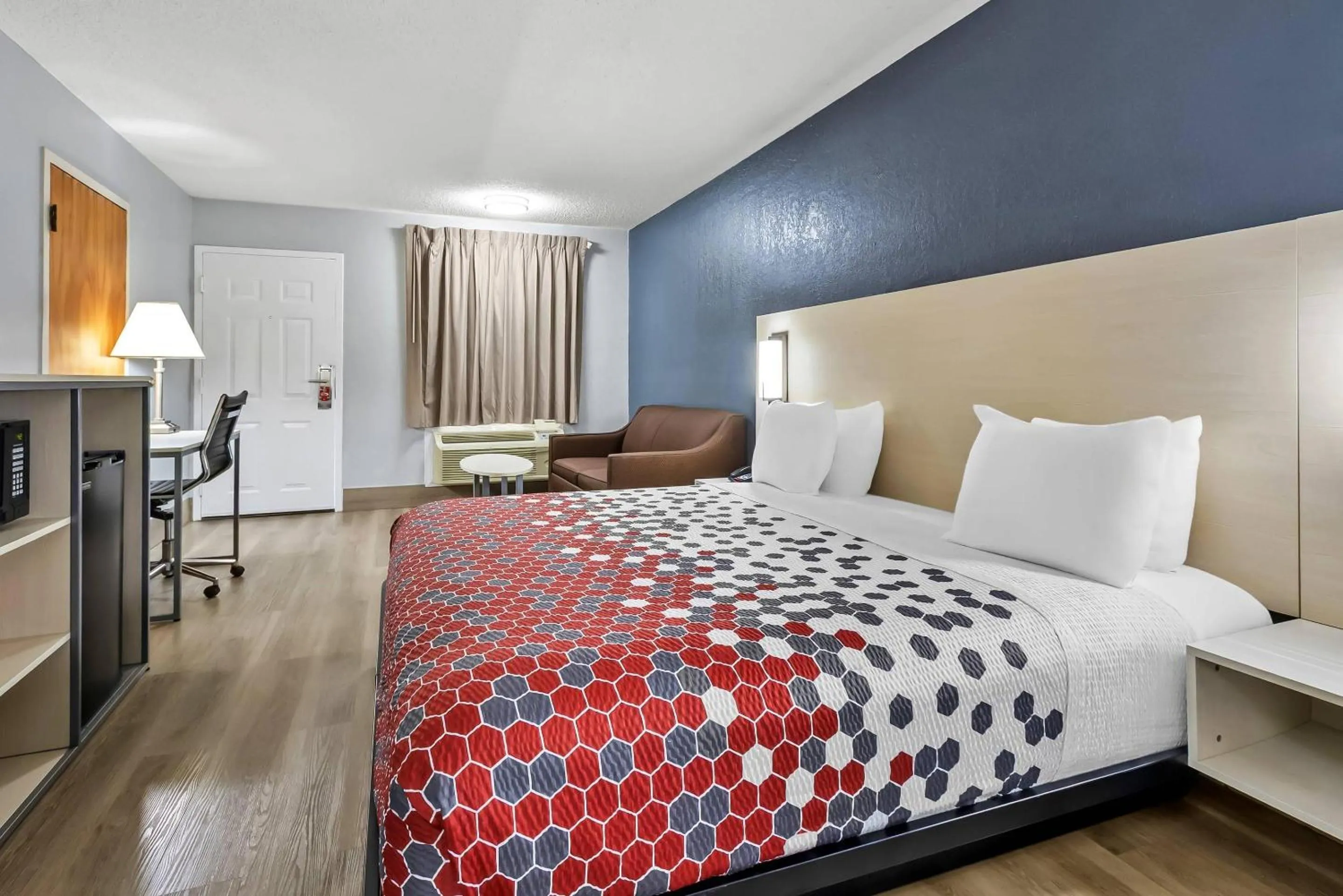 Bedroom, Bed in Econo Lodge Inn & Suites Cayce I-26 Airport