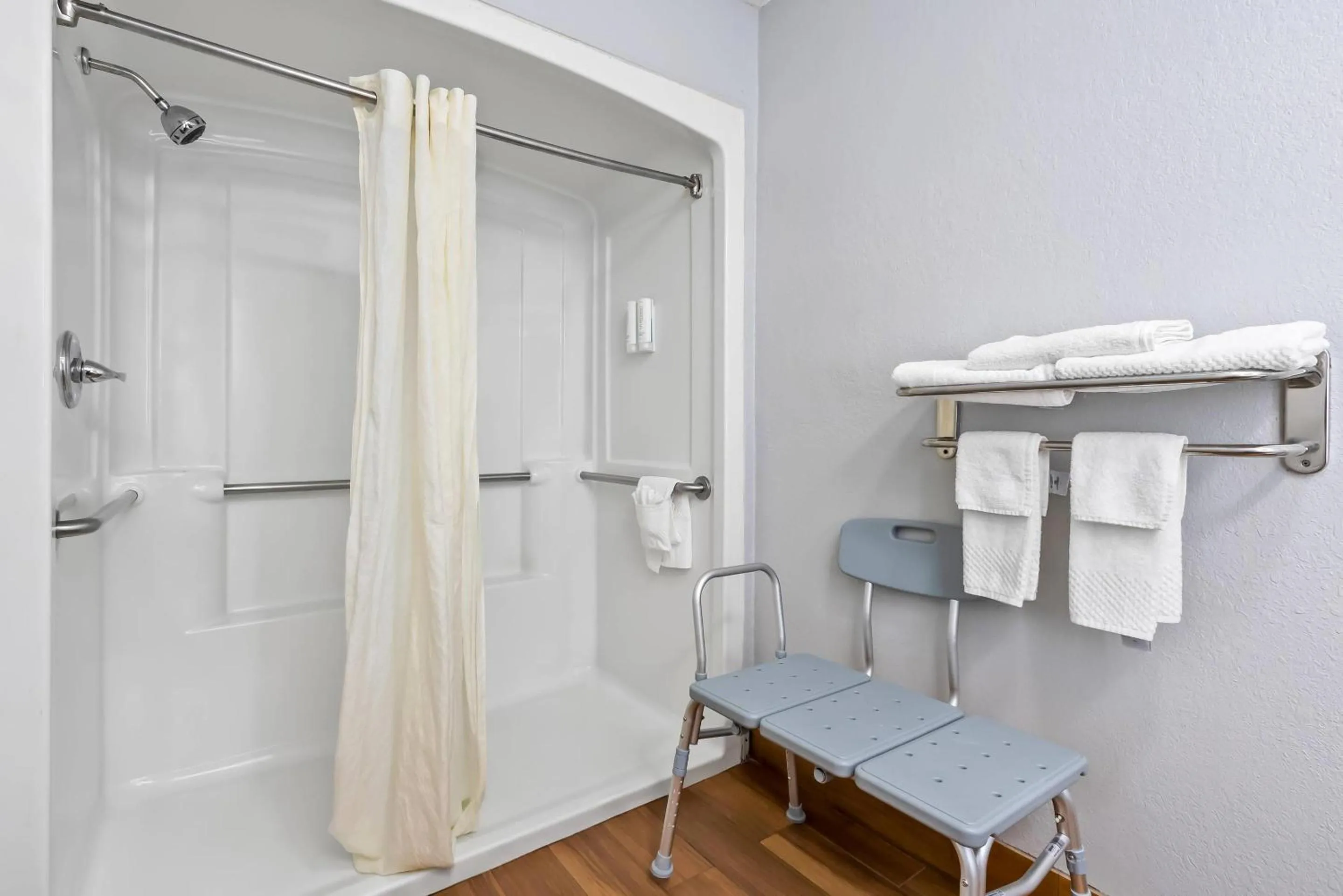 Bedroom in Econo Lodge Inn & Suites Cayce I-26 Airport