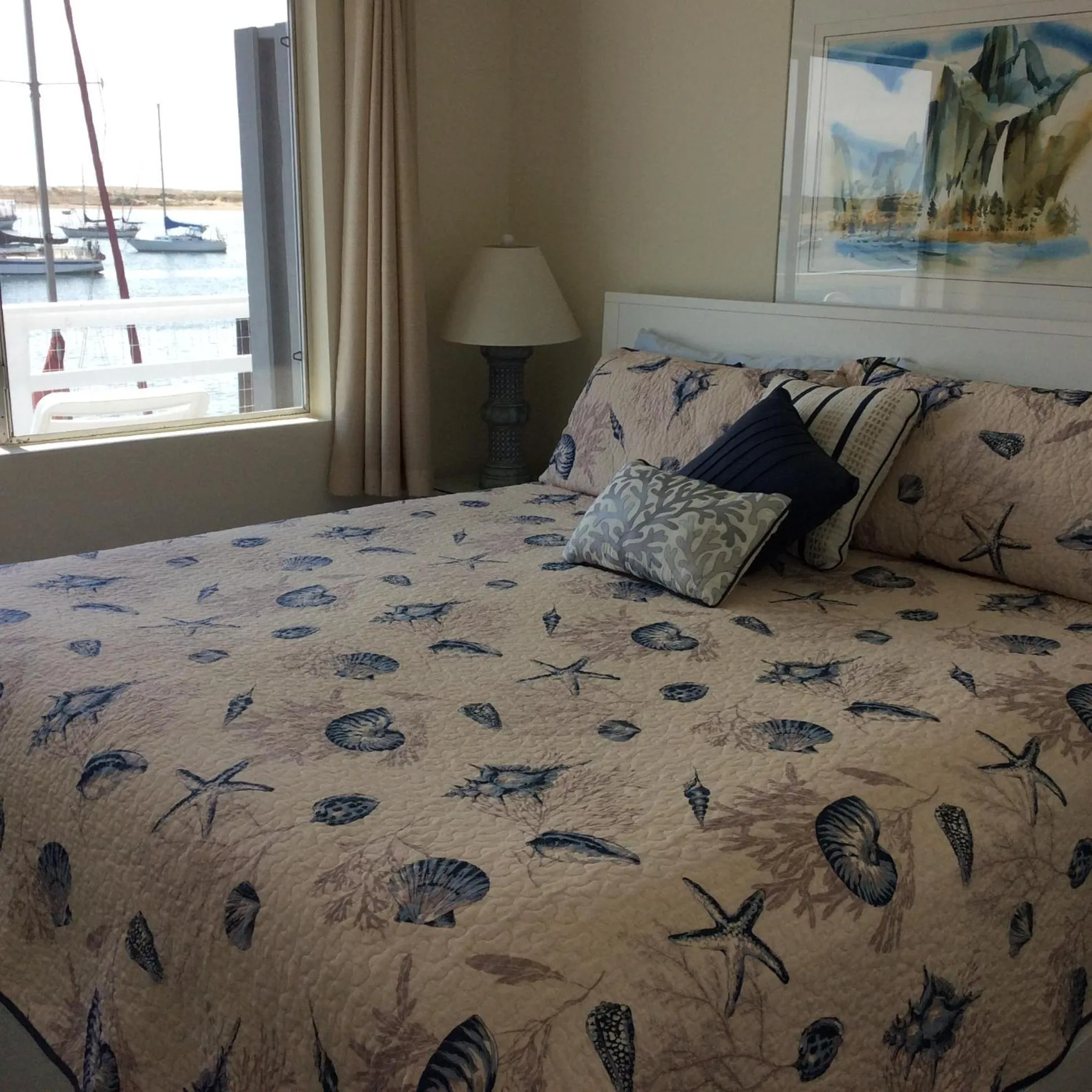 Bedroom, Bed in Gray's Inn & Gallery