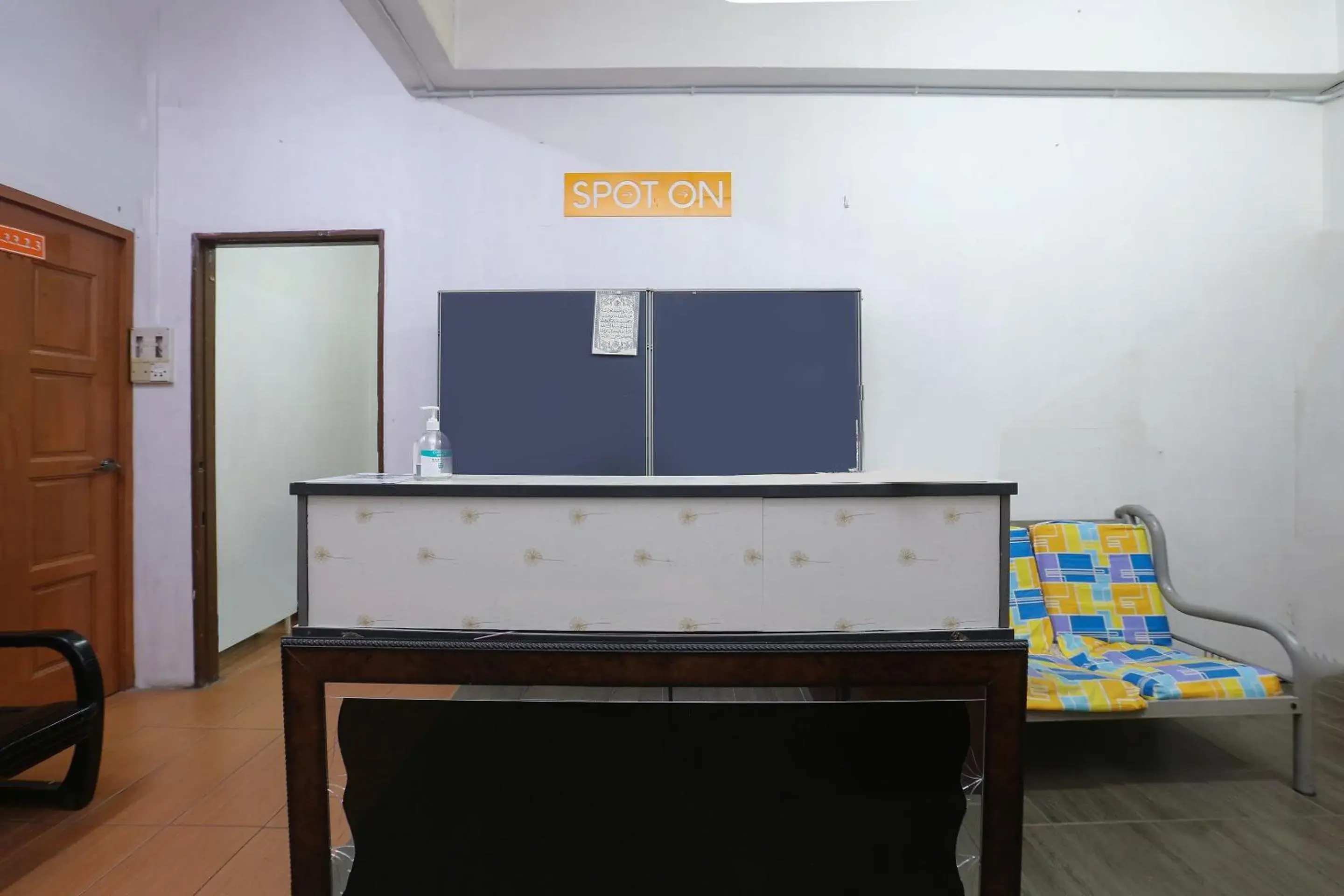 Lobby or reception in Hotel O D&d Budget Inn Lobby or reception in Hotel O D&d Budget Inn