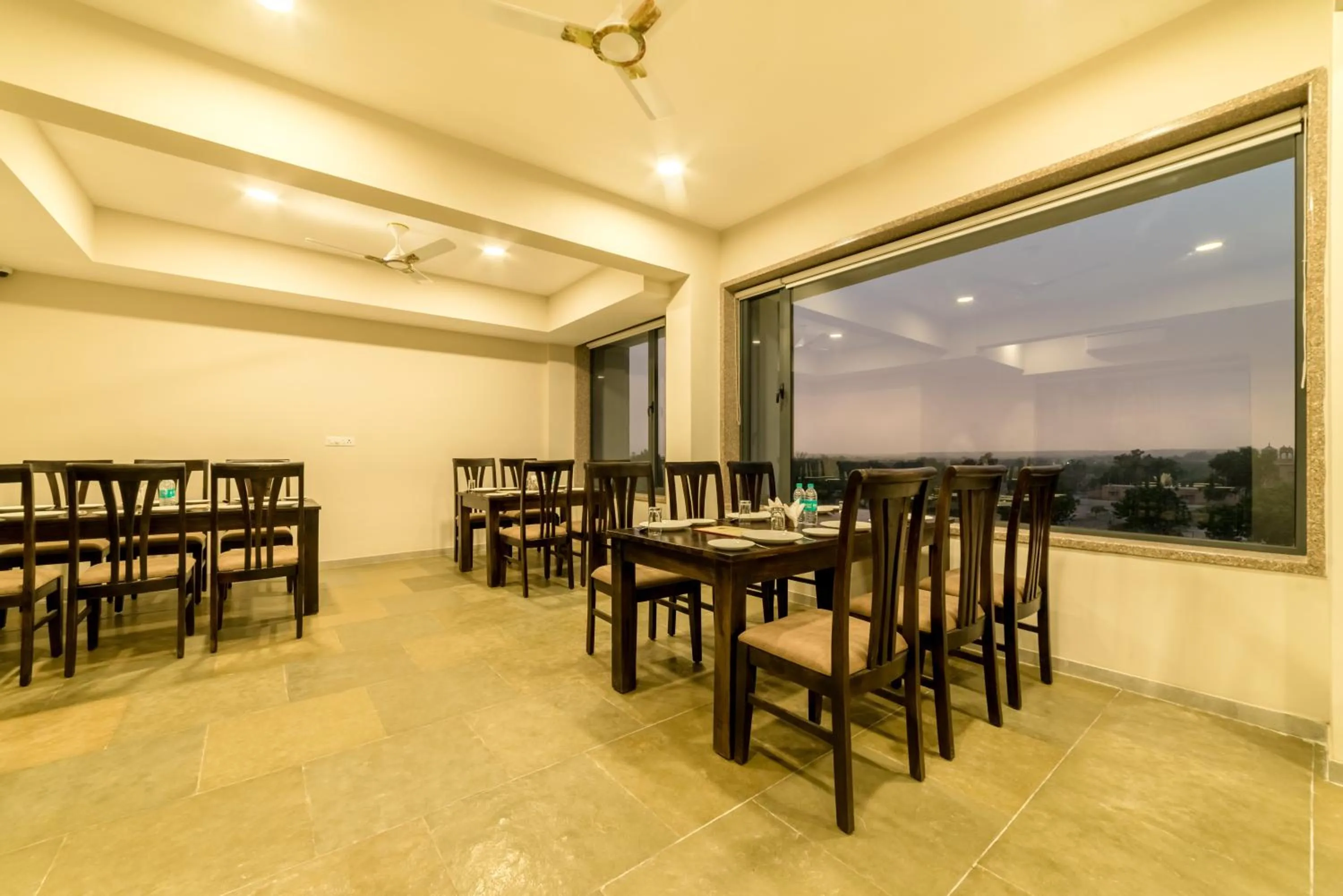 Restaurant/places to eat in Hotel Antra Inn