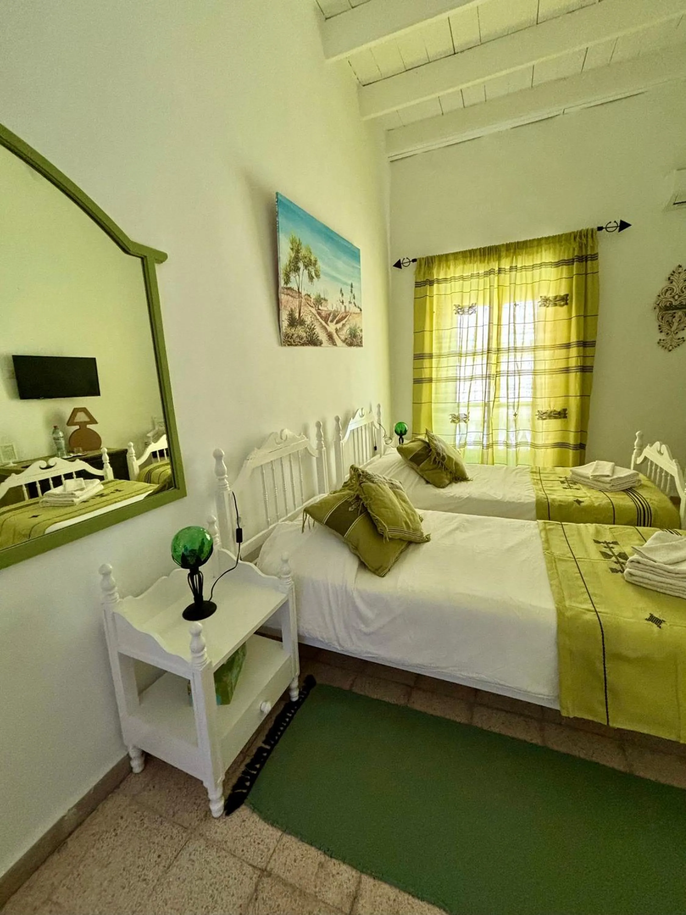 Photo of the whole room, Bed in Dar Lola Djerba