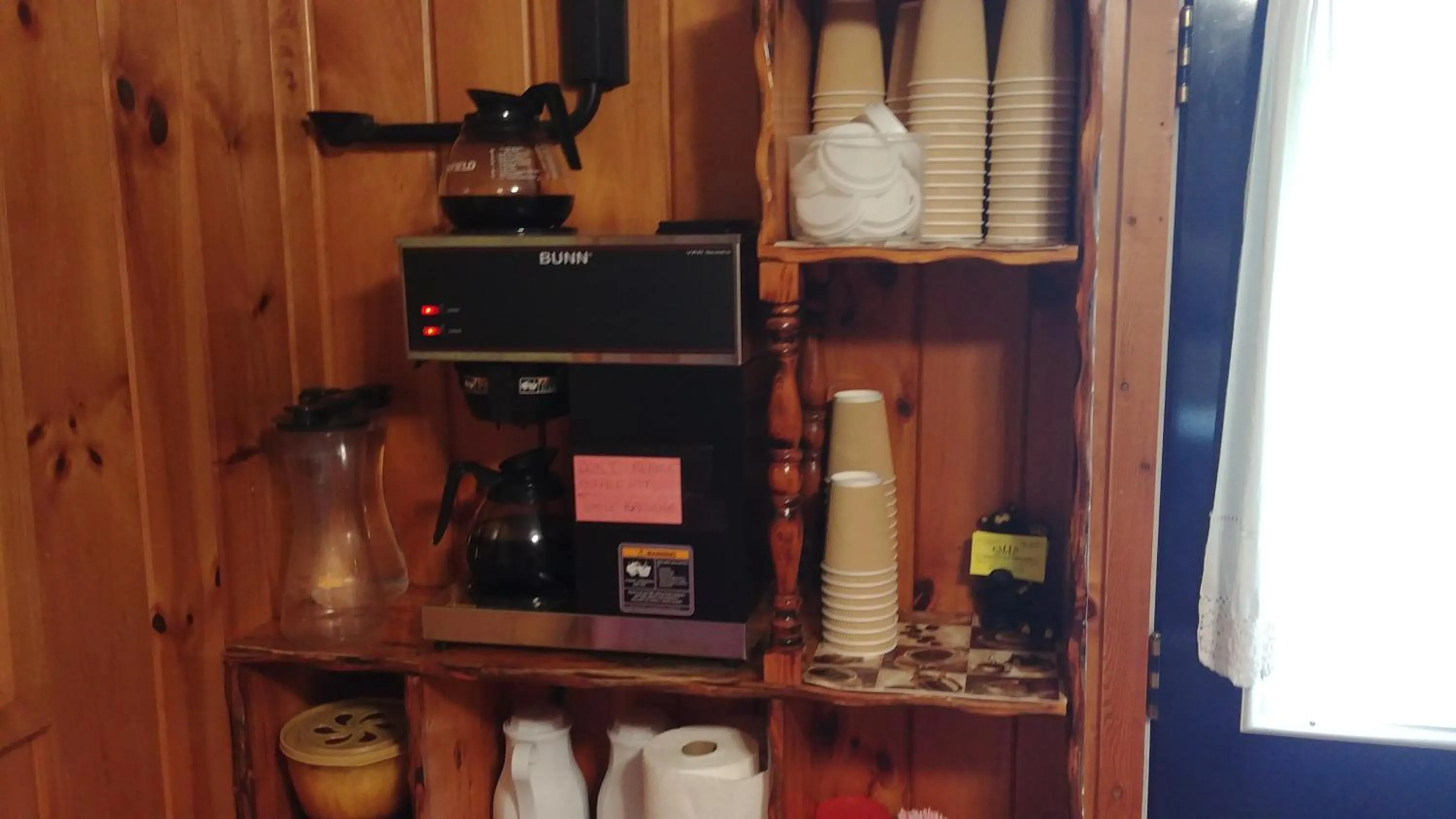 Coffee/tea facilities in Falls Motel