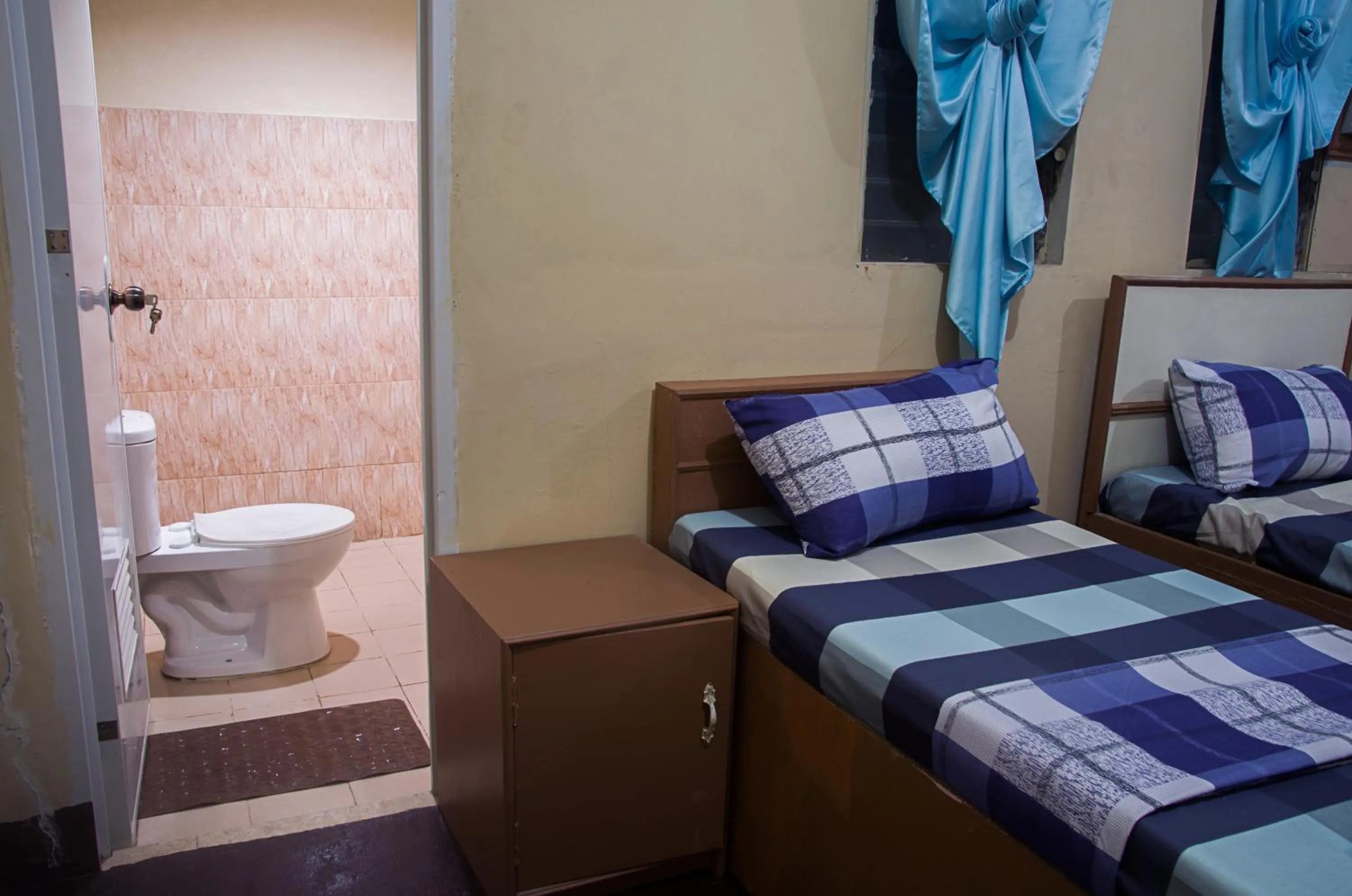 Bathroom, Bed in RedDoorz @ Calceta Street Cogon