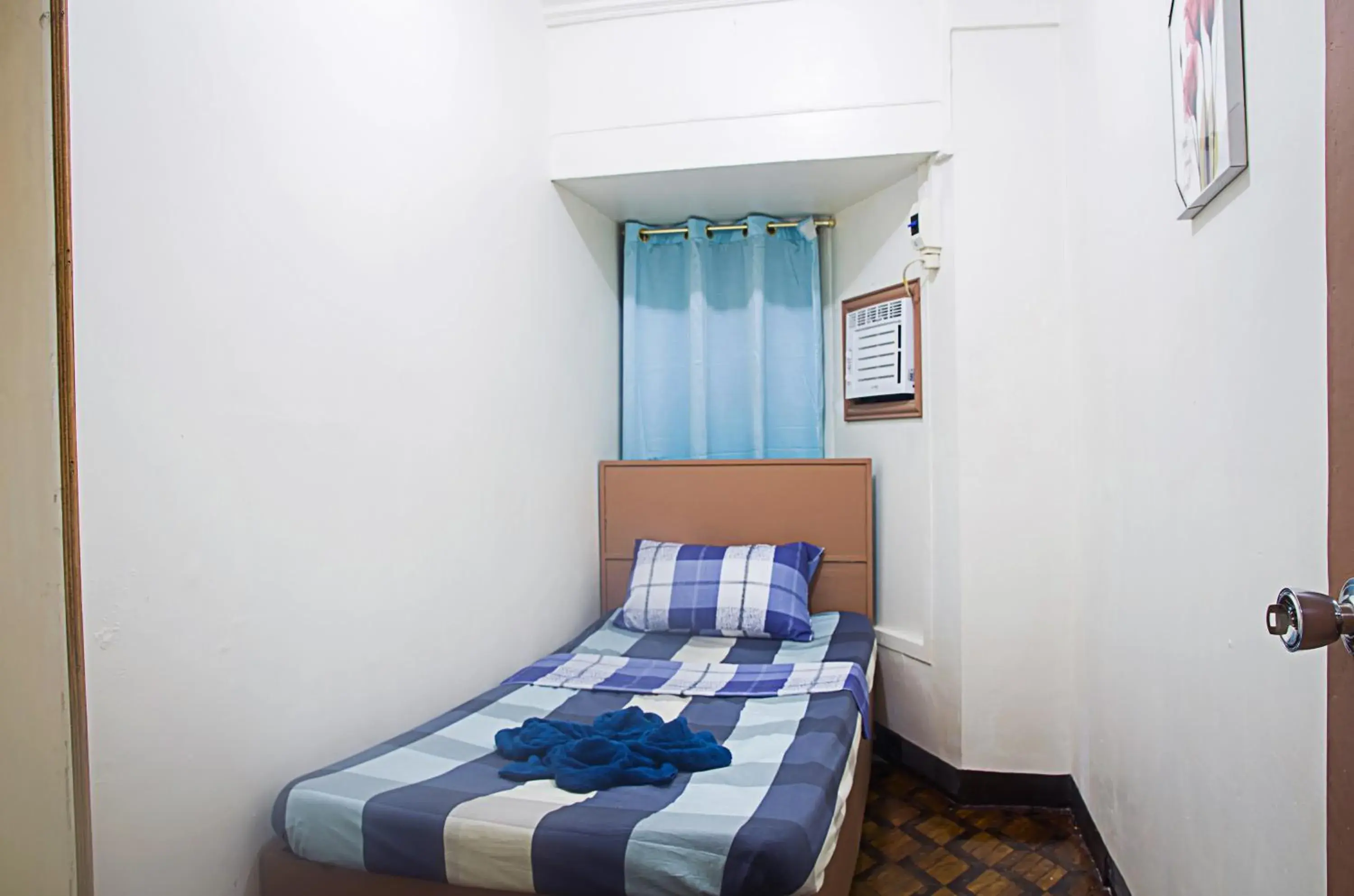 Bed in RedDoorz @ Calceta Street Cogon Bed in RedDoorz @ Calceta Street Cogon