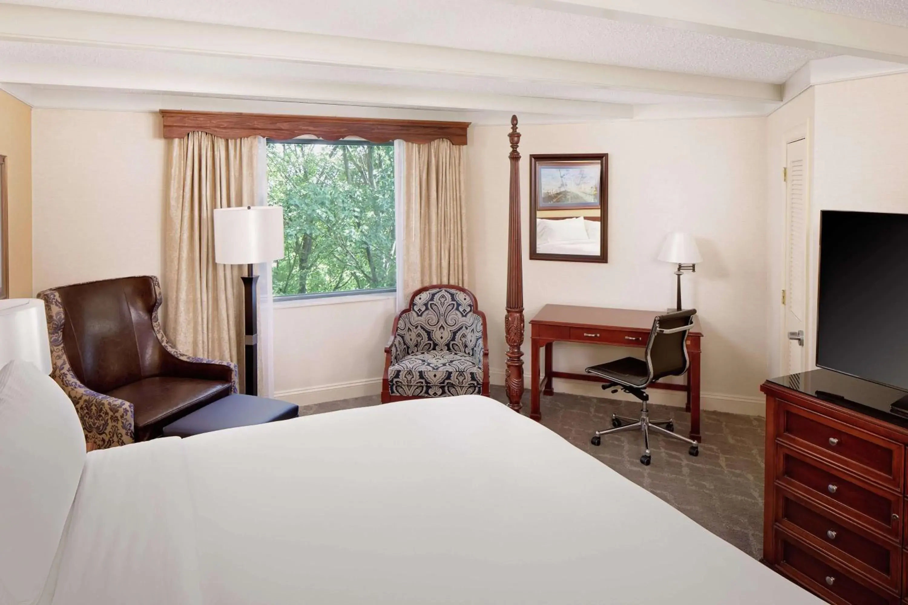 Bed in The Desmond Hotel Malvern, a DoubleTree by Hilton Bed in The Desmond Hotel Malvern, a DoubleTree by Hilton