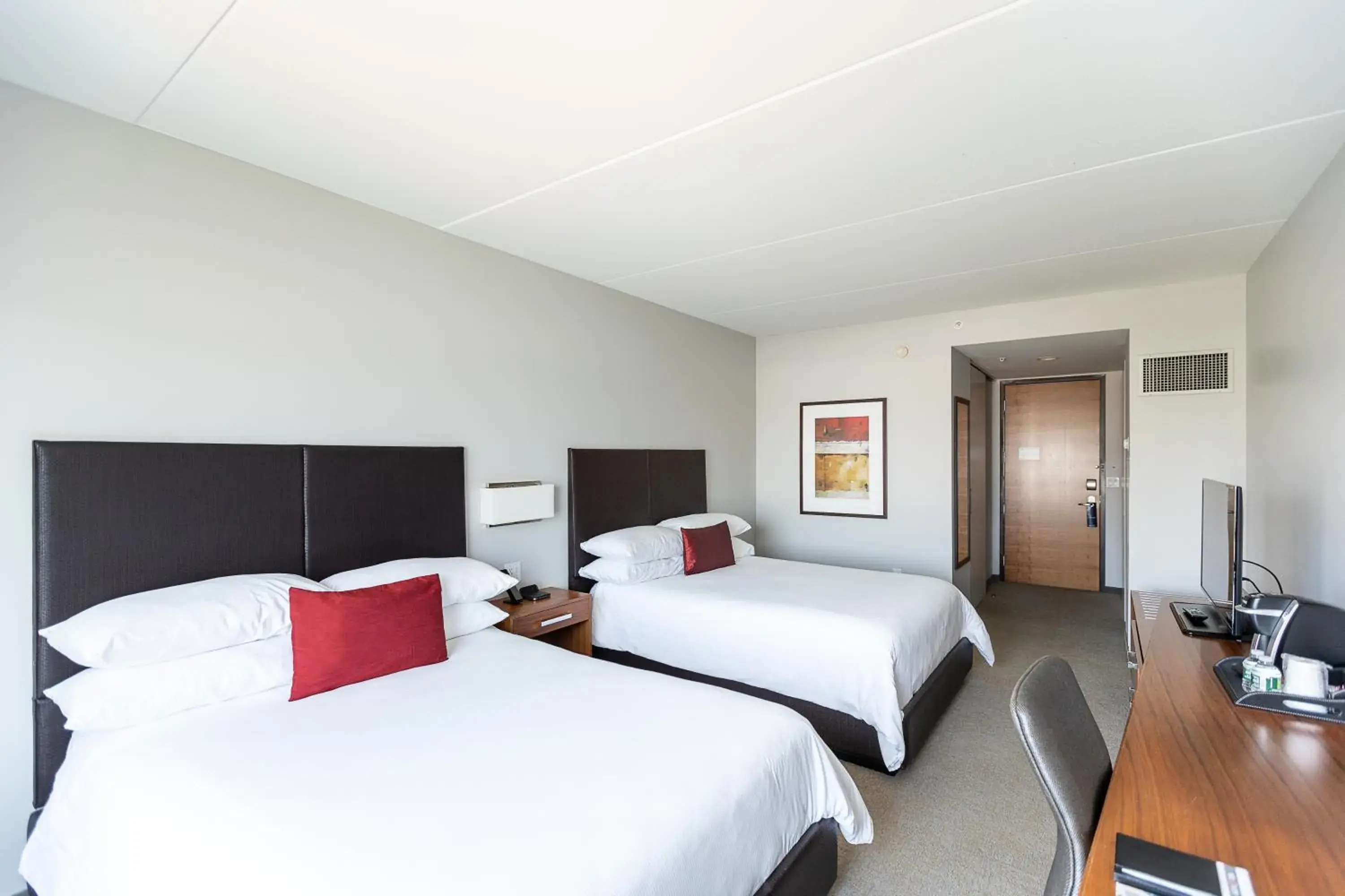 Bedroom, Bed in I Hotel and Illinois Conference Center - Champaign Bedroom, Bed in I Hotel and Illinois Conference Center - Champaign