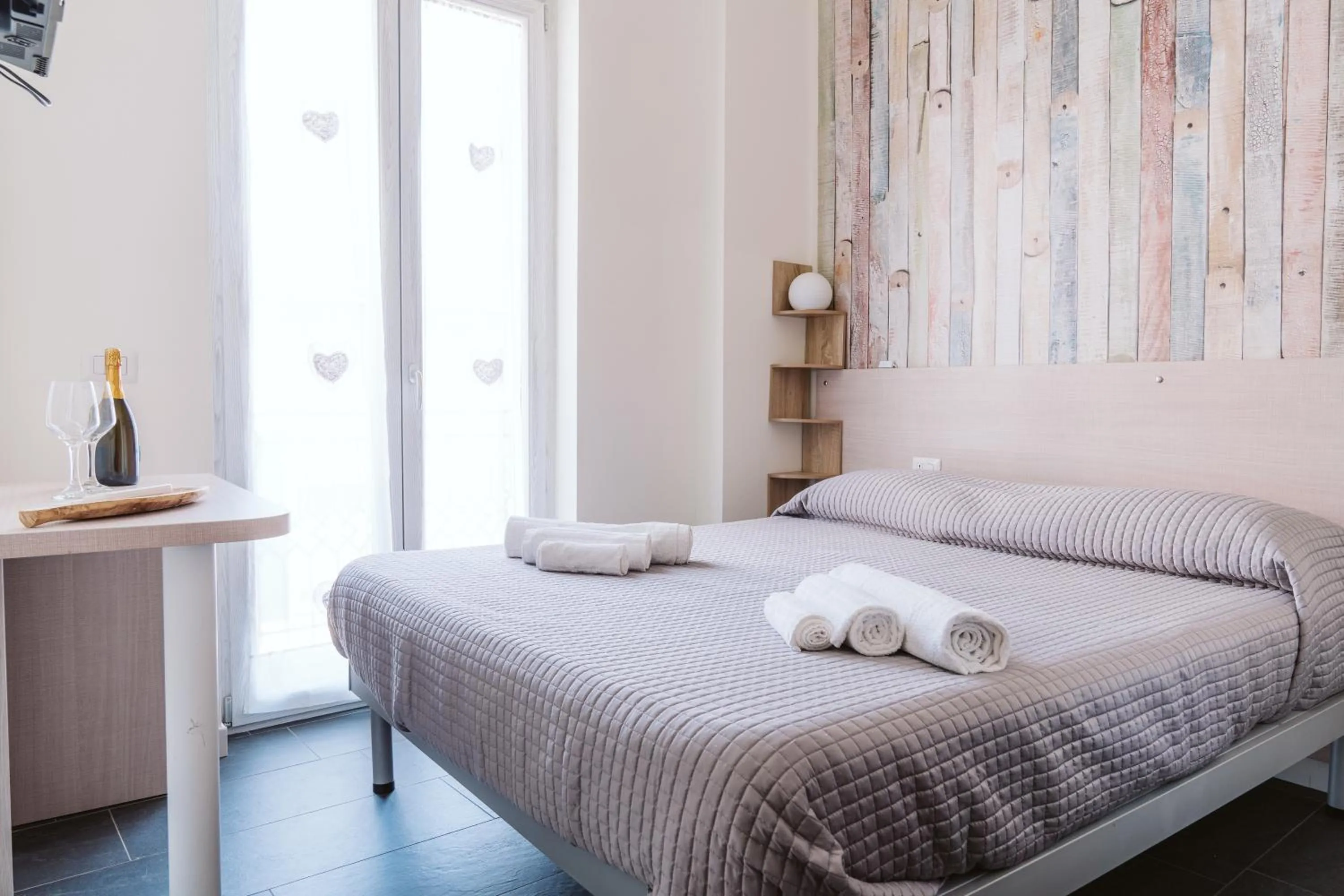 Bed in Pandora Rooms - Pompei - Central Pompeii Near the Ruins