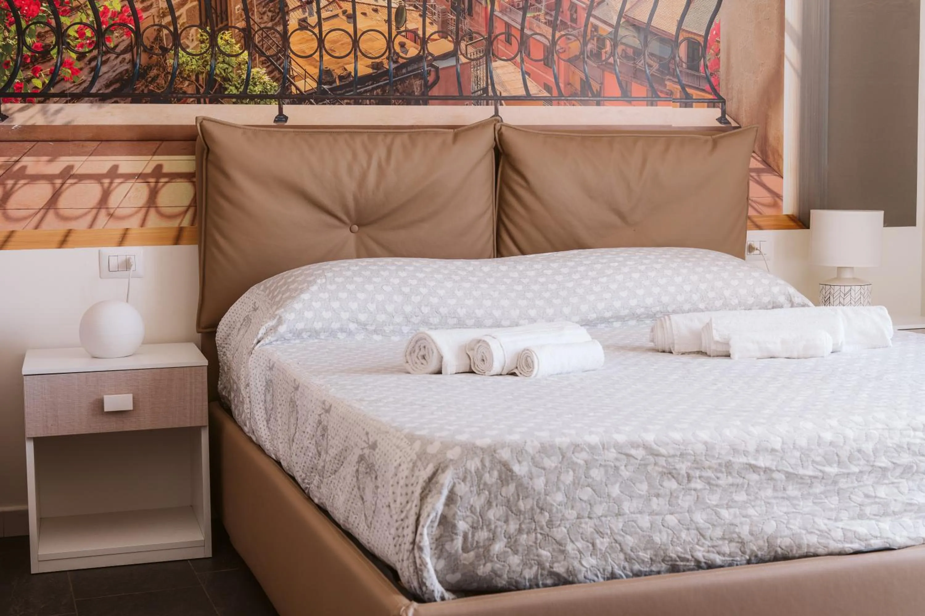 Bed in Pandora Rooms - Pompei - Central Pompeii Near the Ruins