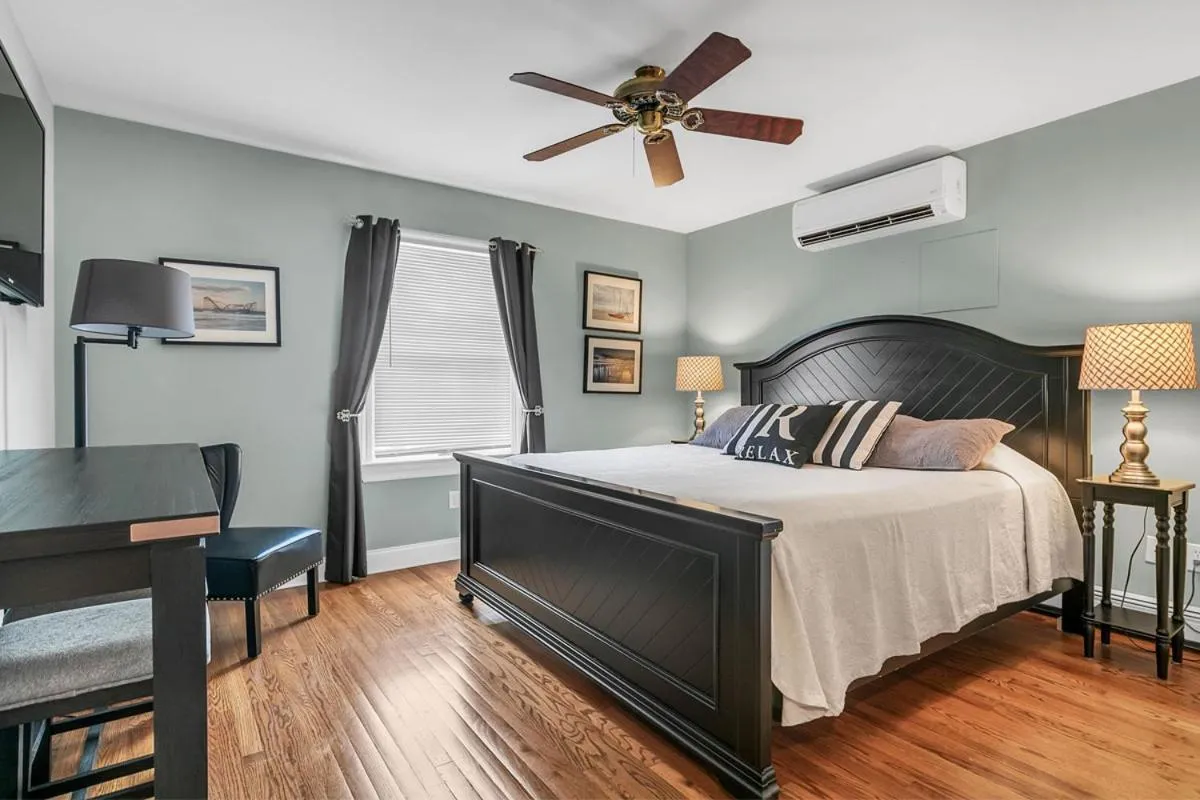 Seating area, Bed in Tandem Bike Inn