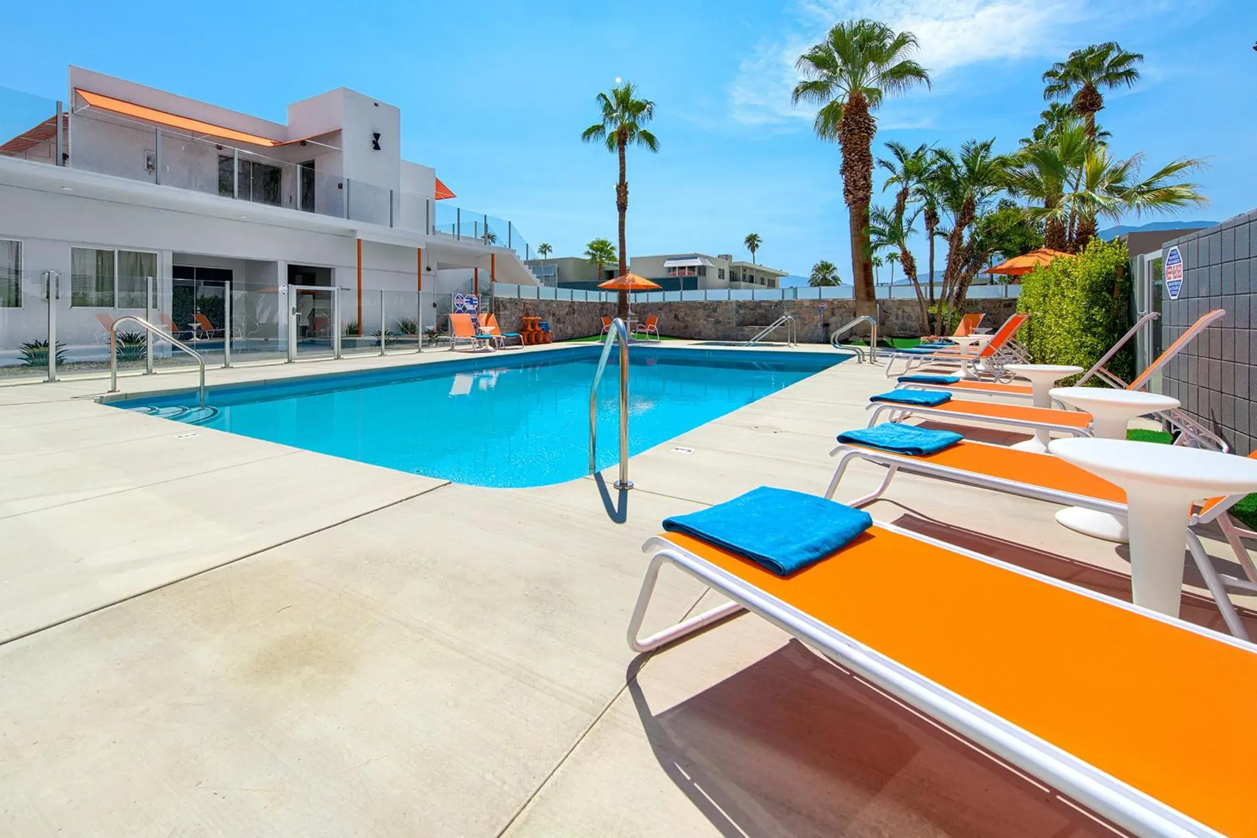 Swimming pool in The Twist Palm Springs Swimming pool in The Twist Palm Springs