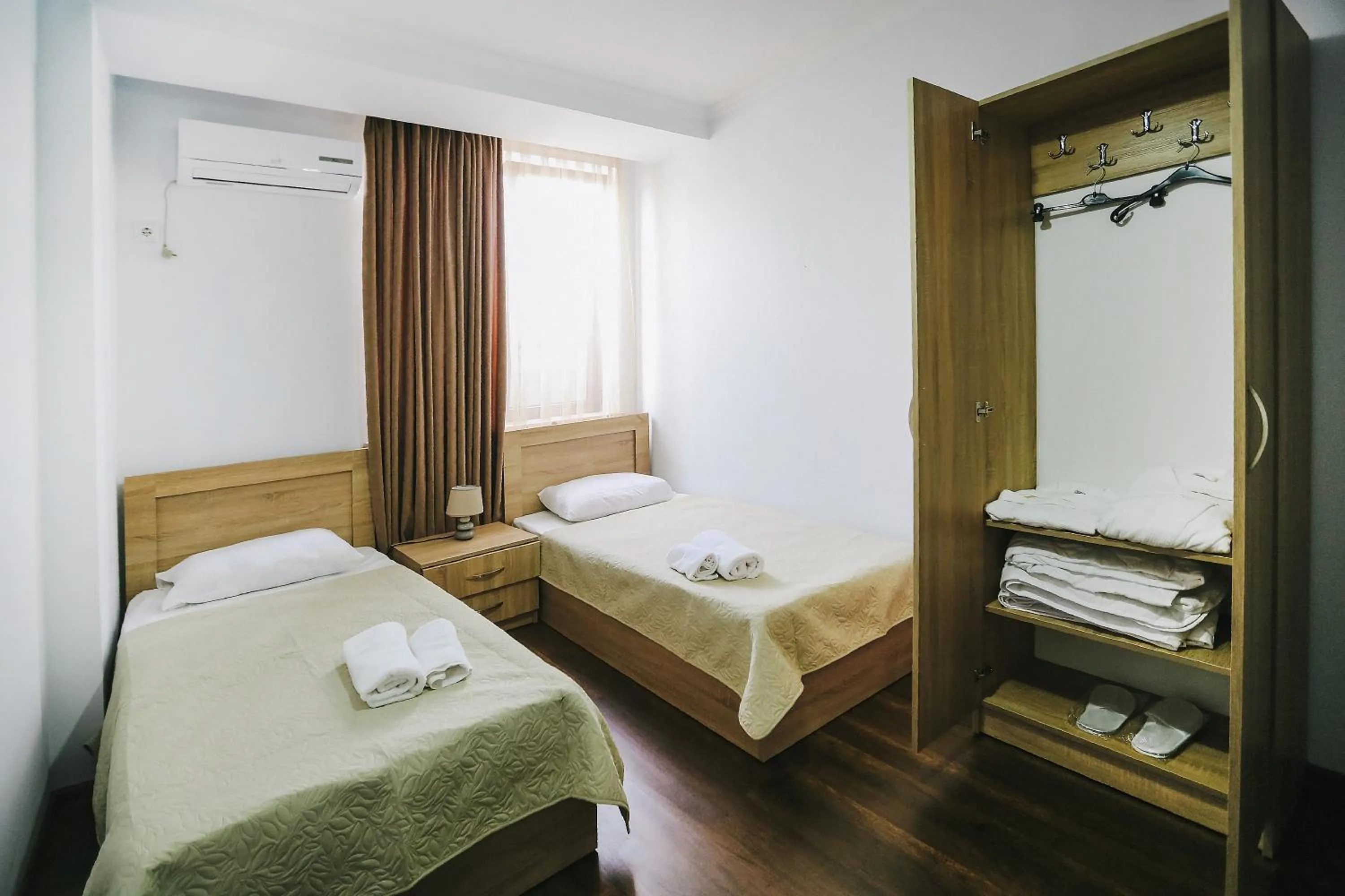 Photo of the whole room in Balanchine