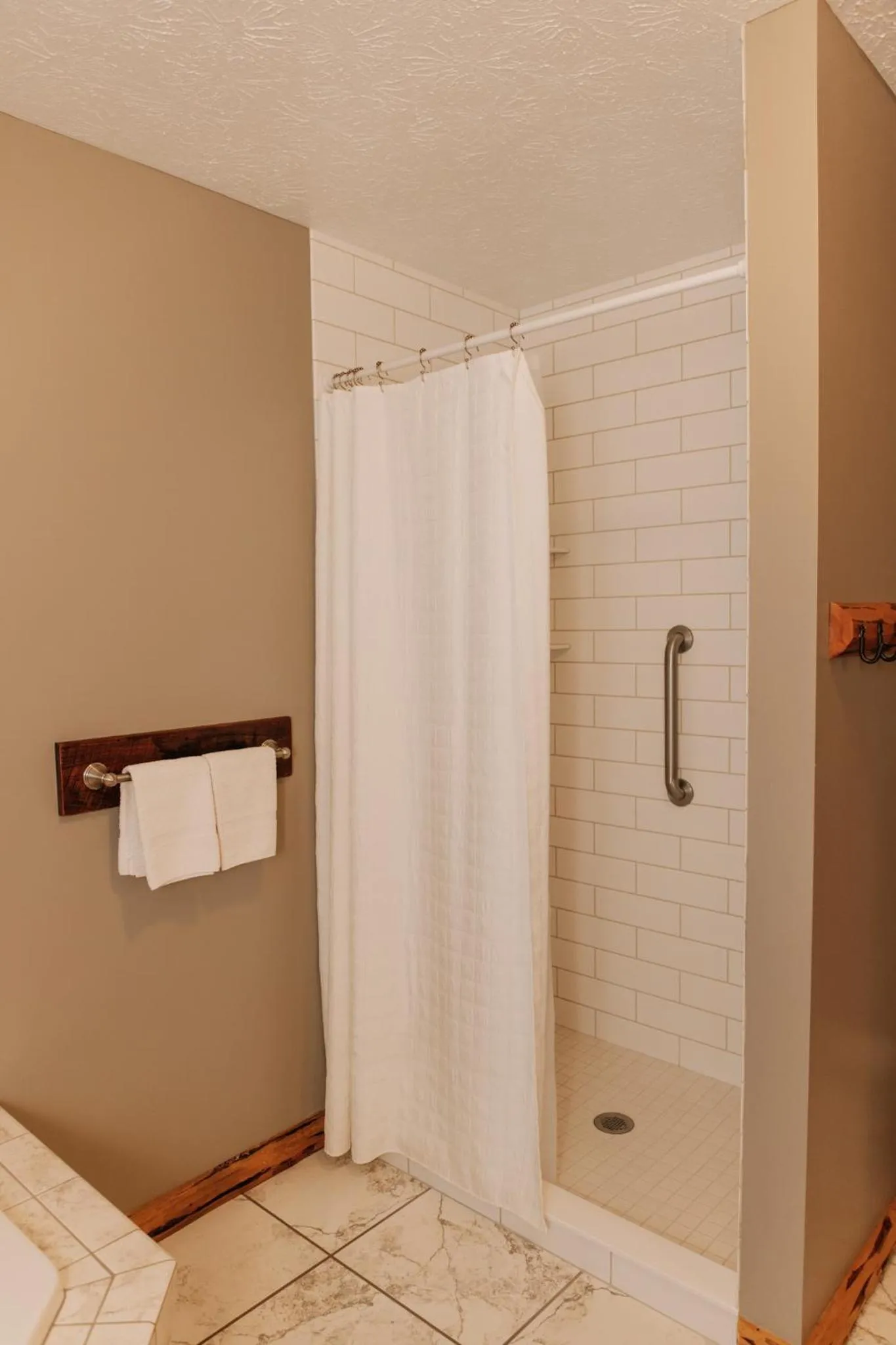 Sojourner's Lodge & Log Cabin Suites