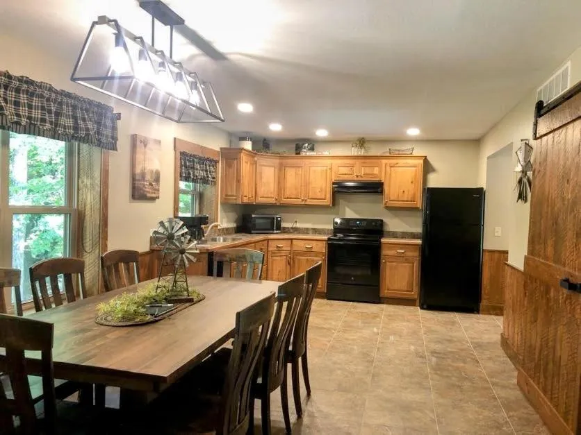 Sojourner's Lodge & Log Cabin Suites