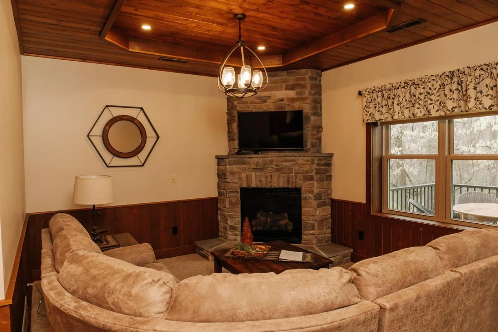 Sojourner's Lodge & Log Cabin Suites