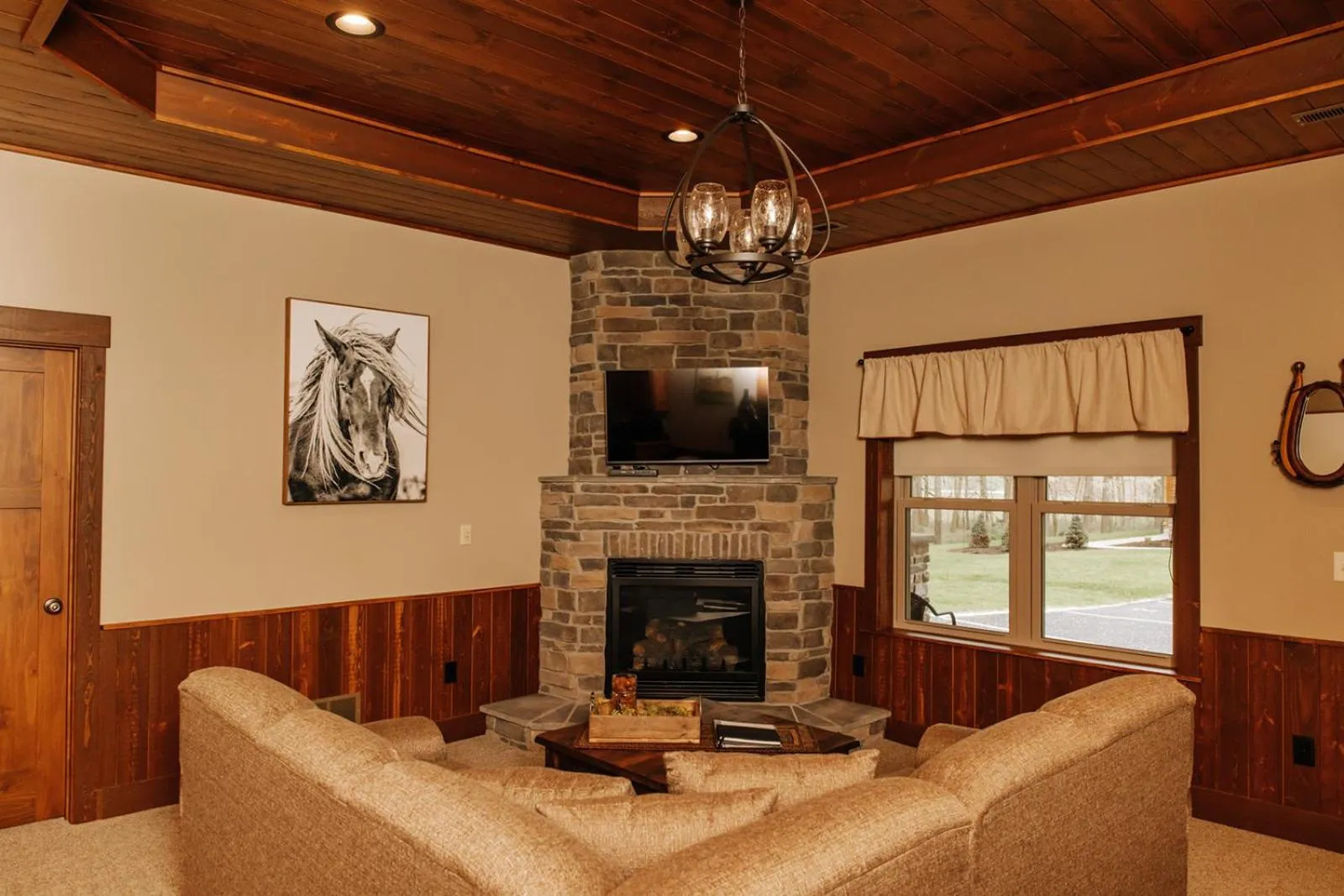 Sojourner's Lodge & Log Cabin Suites