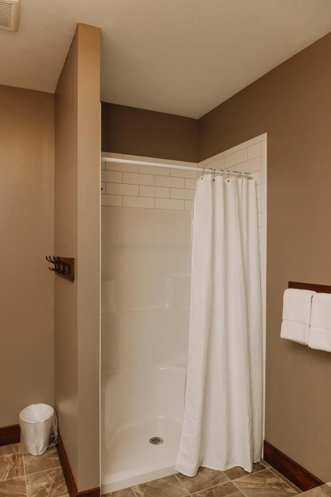 Sojourner's Lodge & Log Cabin Suites