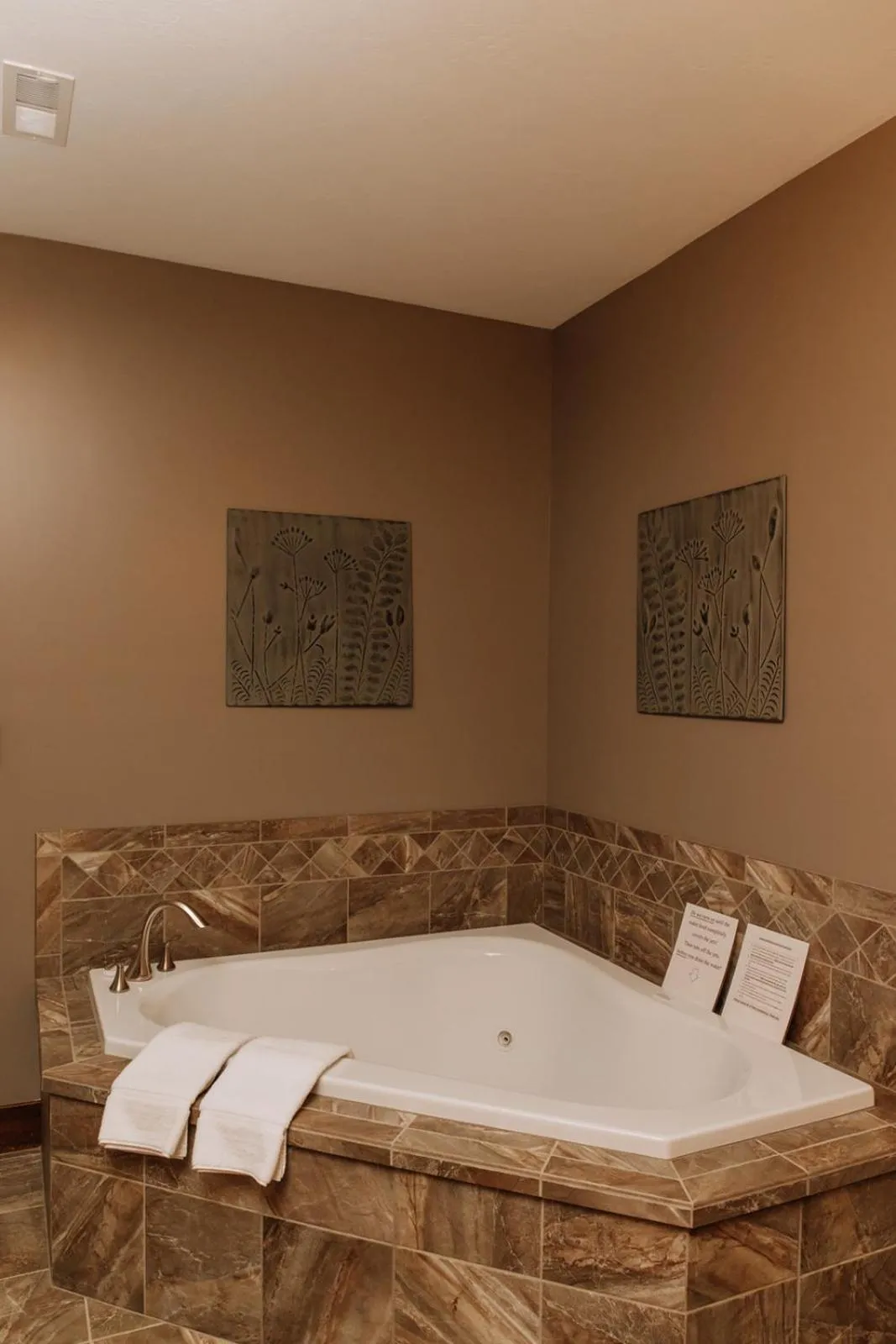 Sojourner's Lodge & Log Cabin Suites