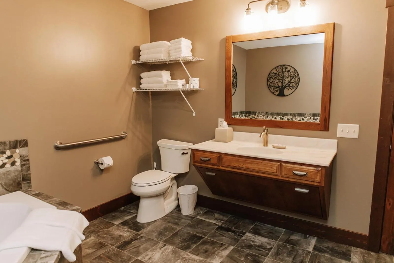 Sojourner's Lodge & Log Cabin Suites