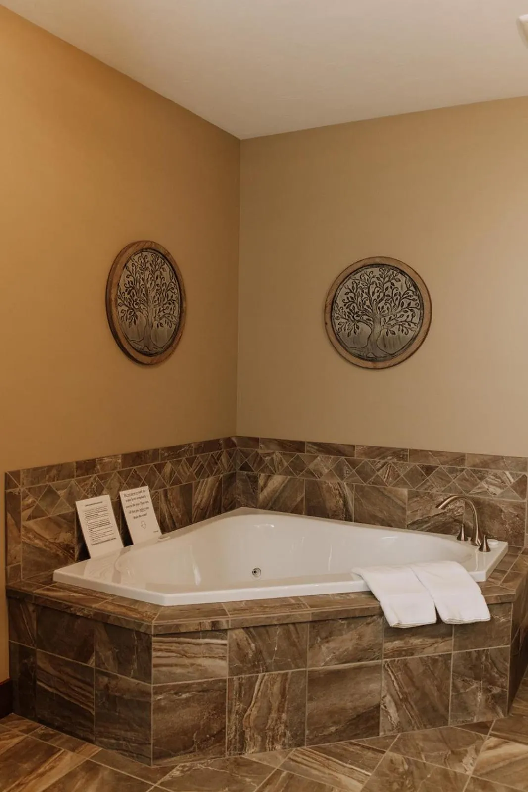 Sojourner's Lodge & Log Cabin Suites