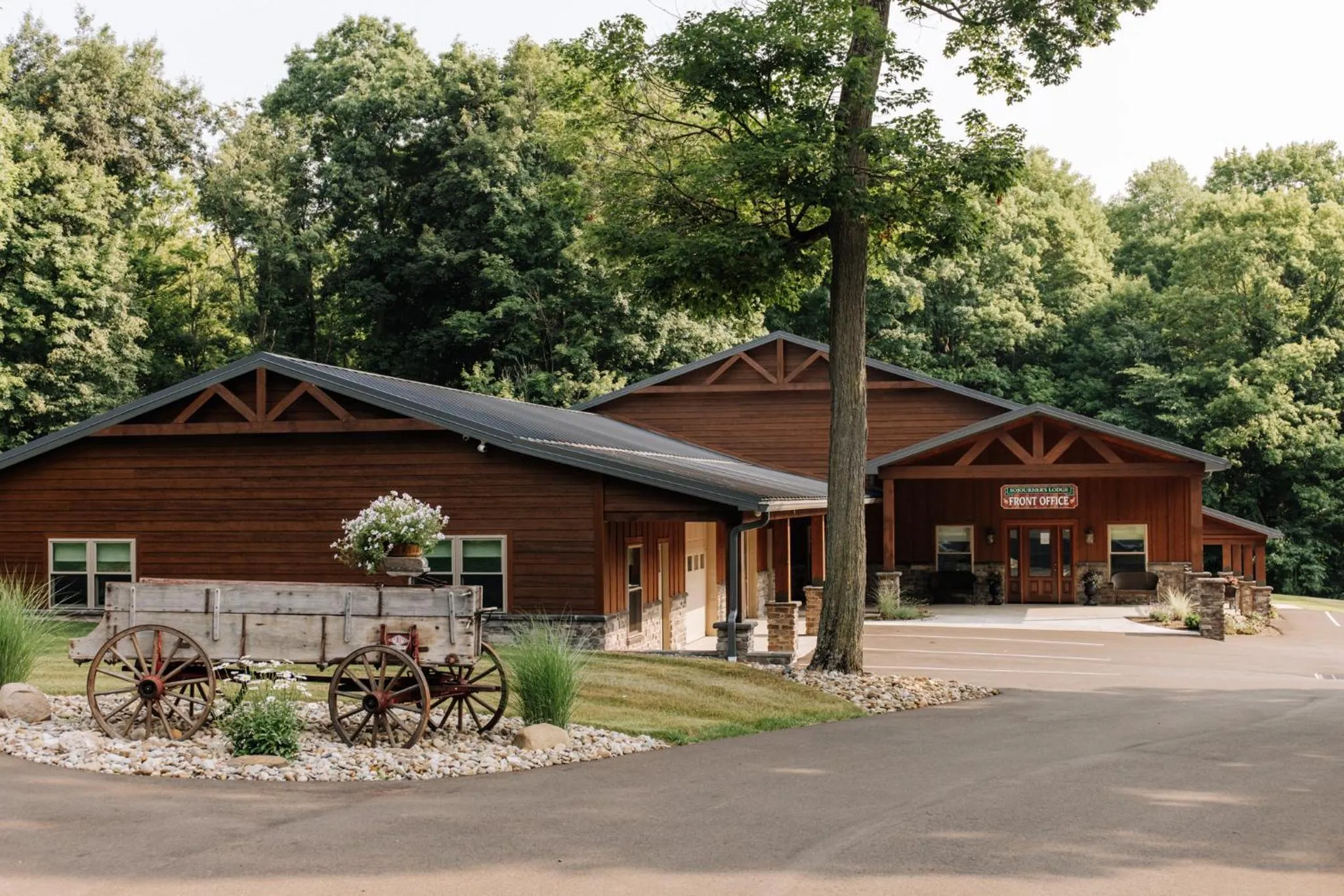 Sojourner's Lodge & Log Cabin Suites