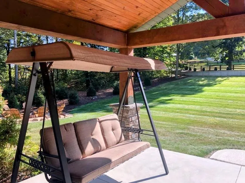 Sojourner's Lodge & Log Cabin Suites