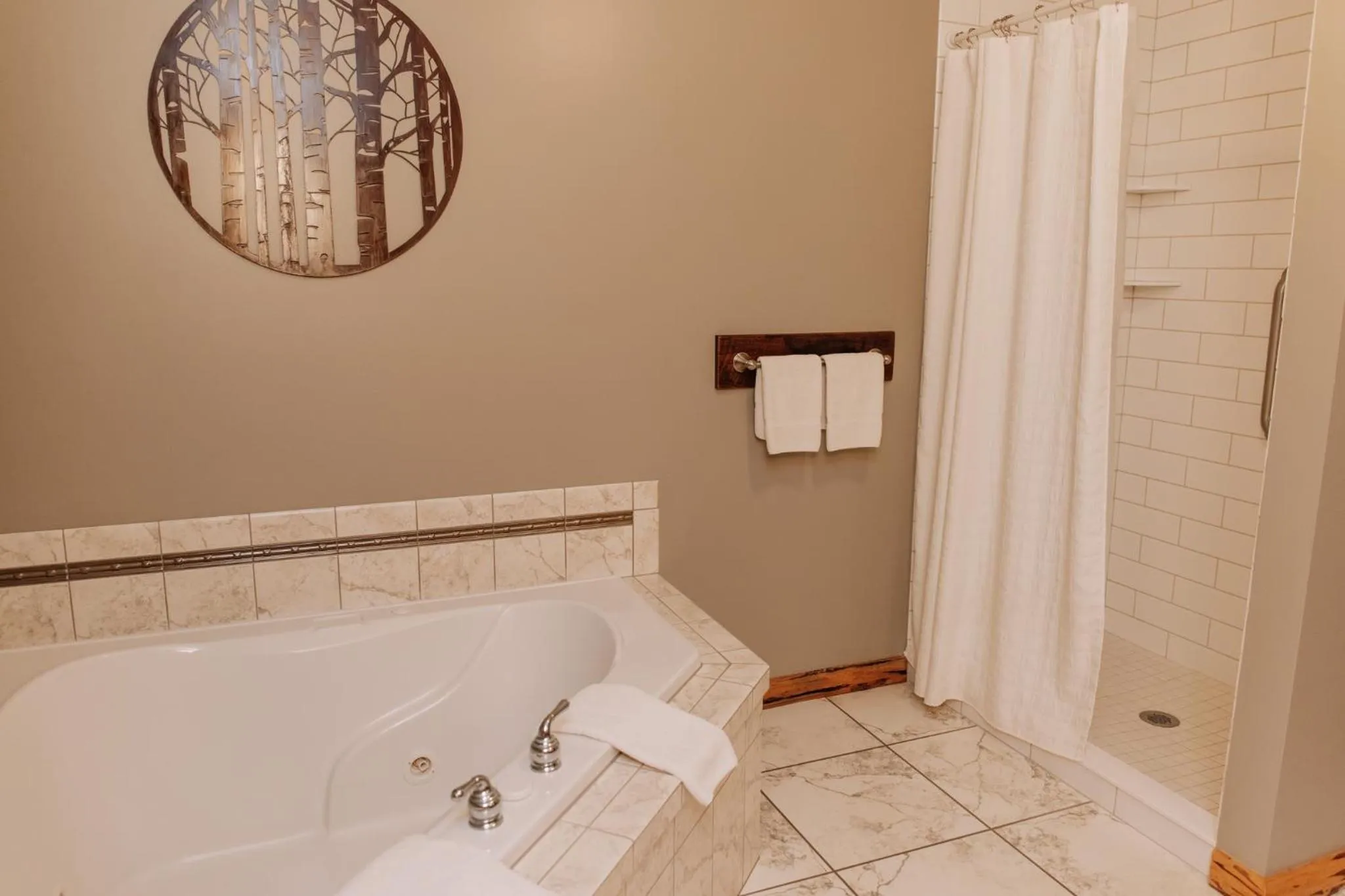 Sojourner's Lodge & Log Cabin Suites